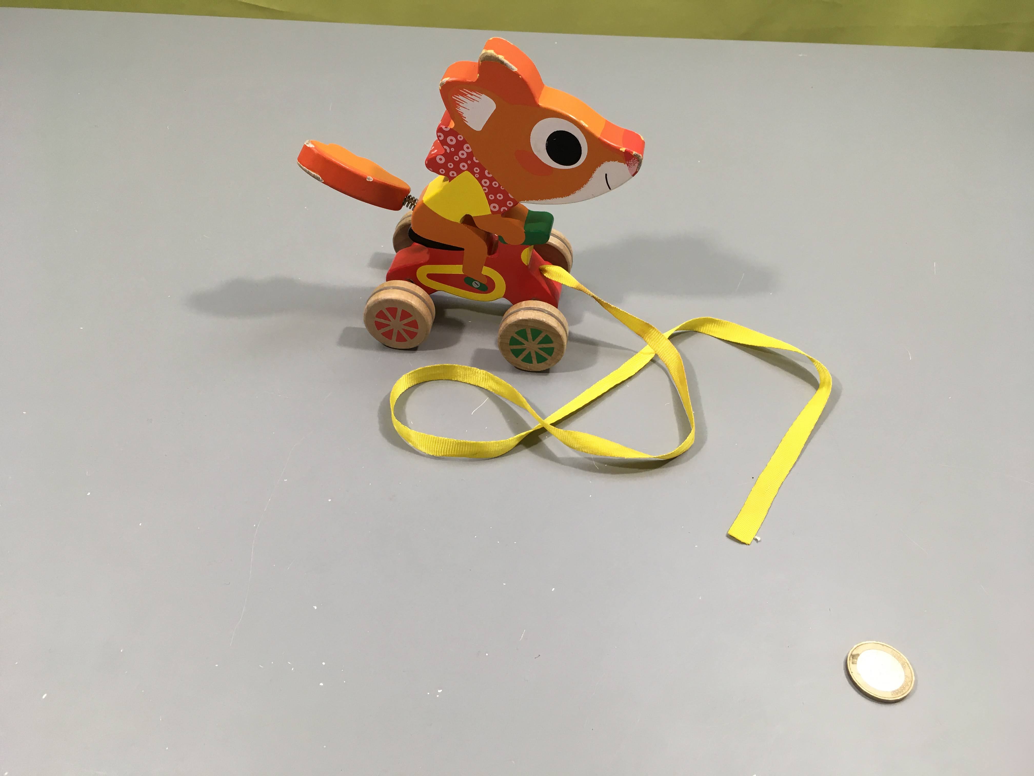 Renard en bois à tirer, peinture écaillée aux bords