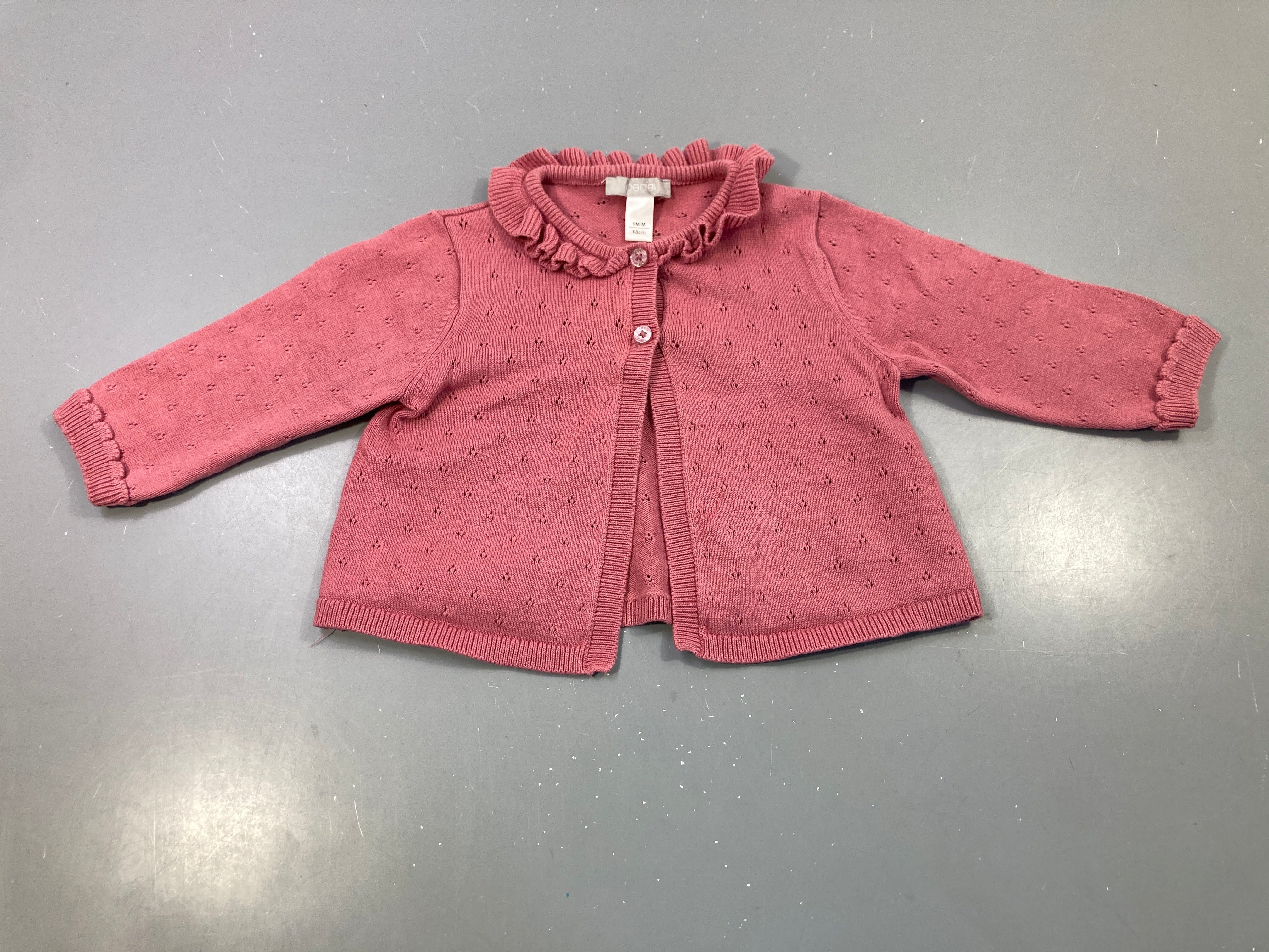 Gilet tricot rose ajouré, col volanté