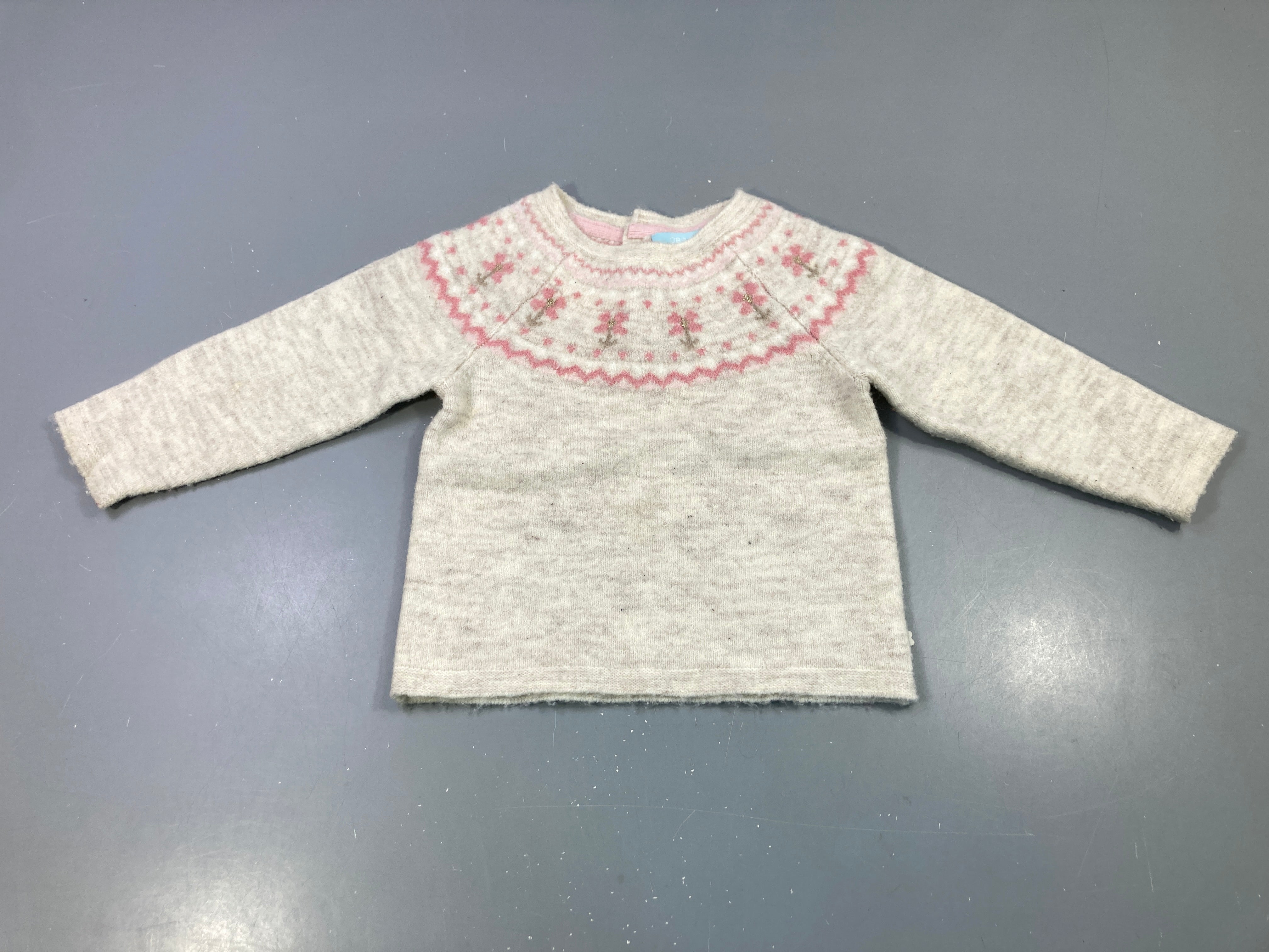 Pull m.l beige chiné motifs fleurs roses et or, souillé aux manches, bouloché