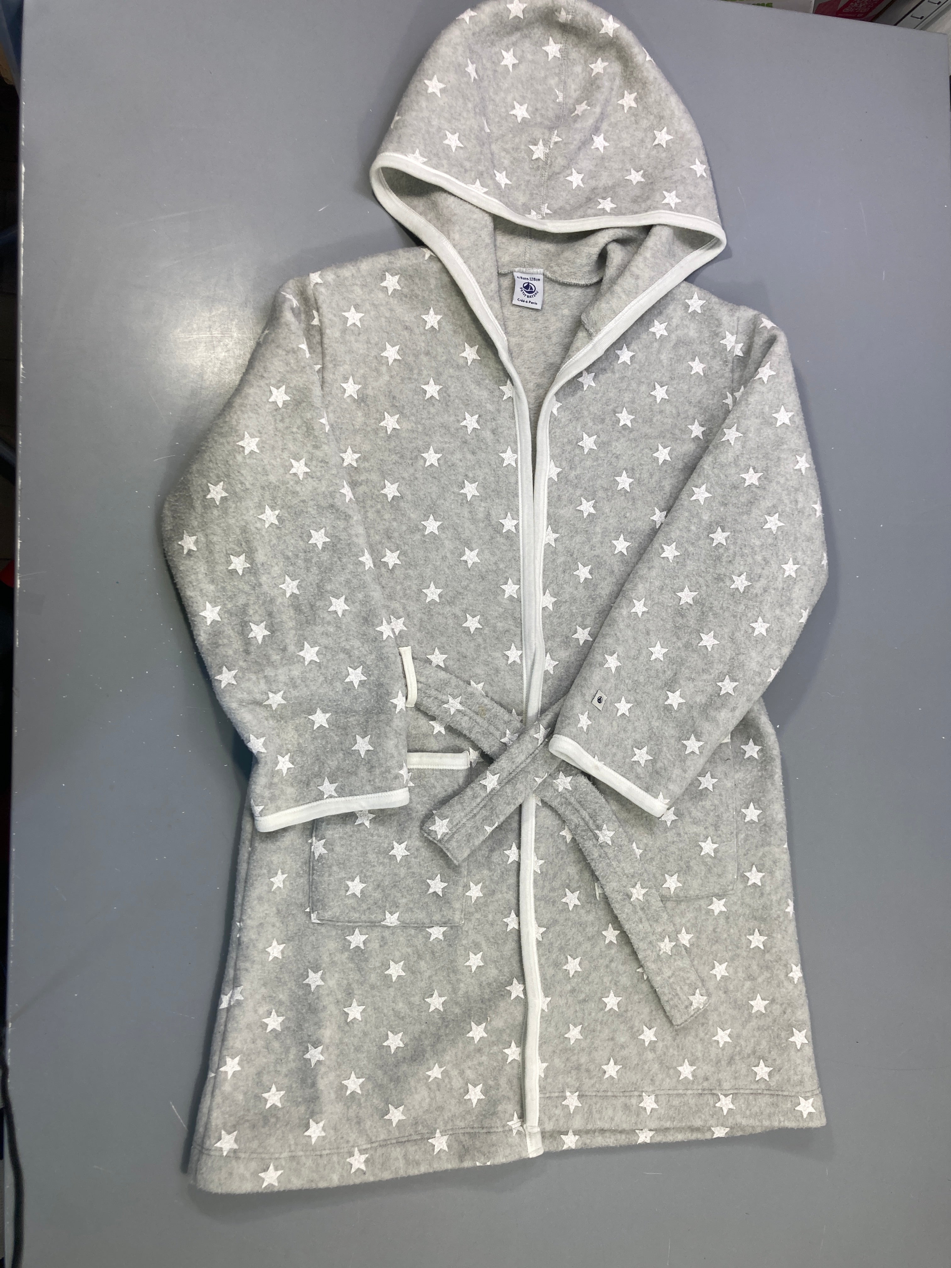 Peignoir polar gris étoiles blanches, capuche, bouloché