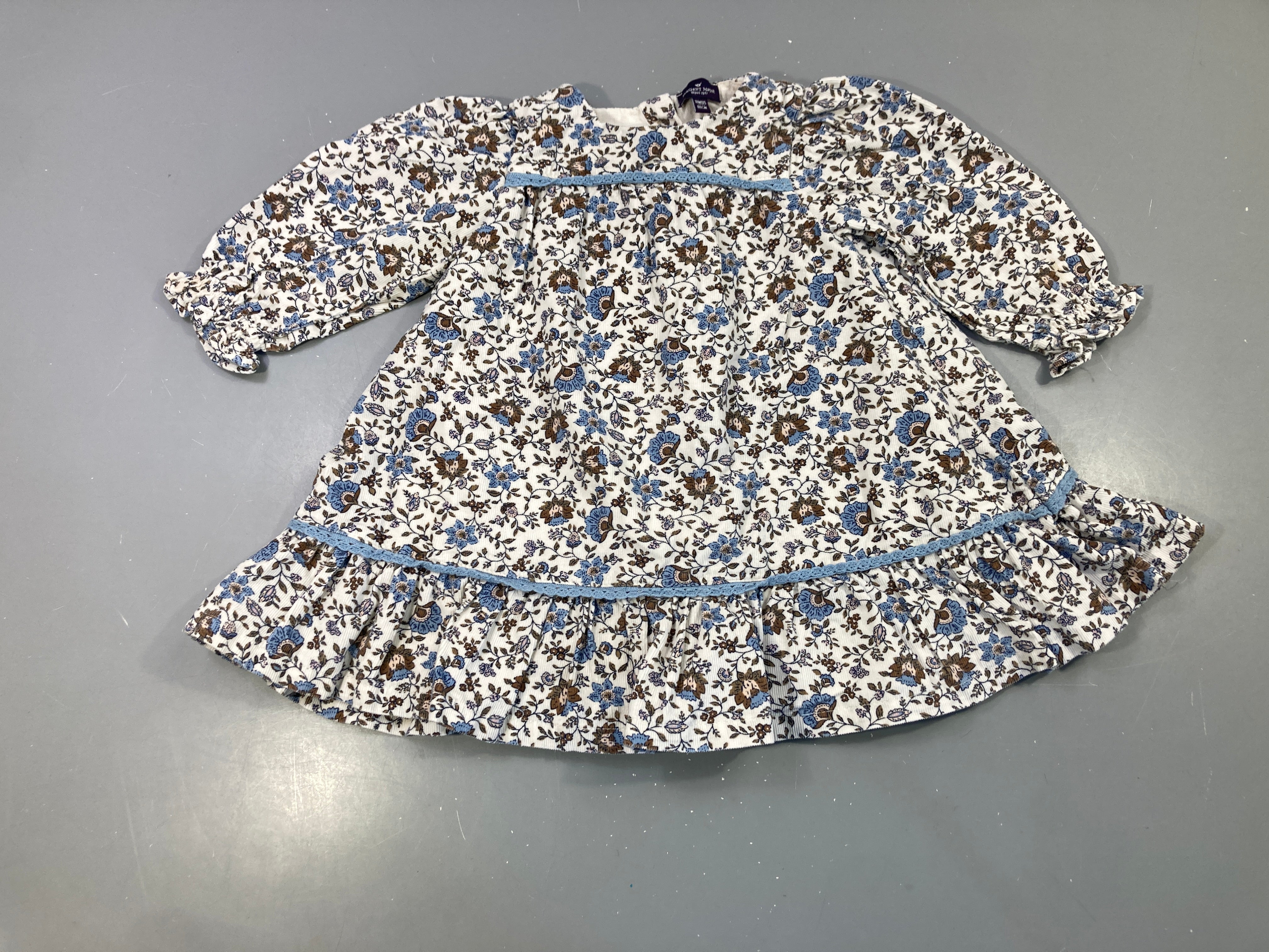 Robe m.l velours blanc fleurs bleues