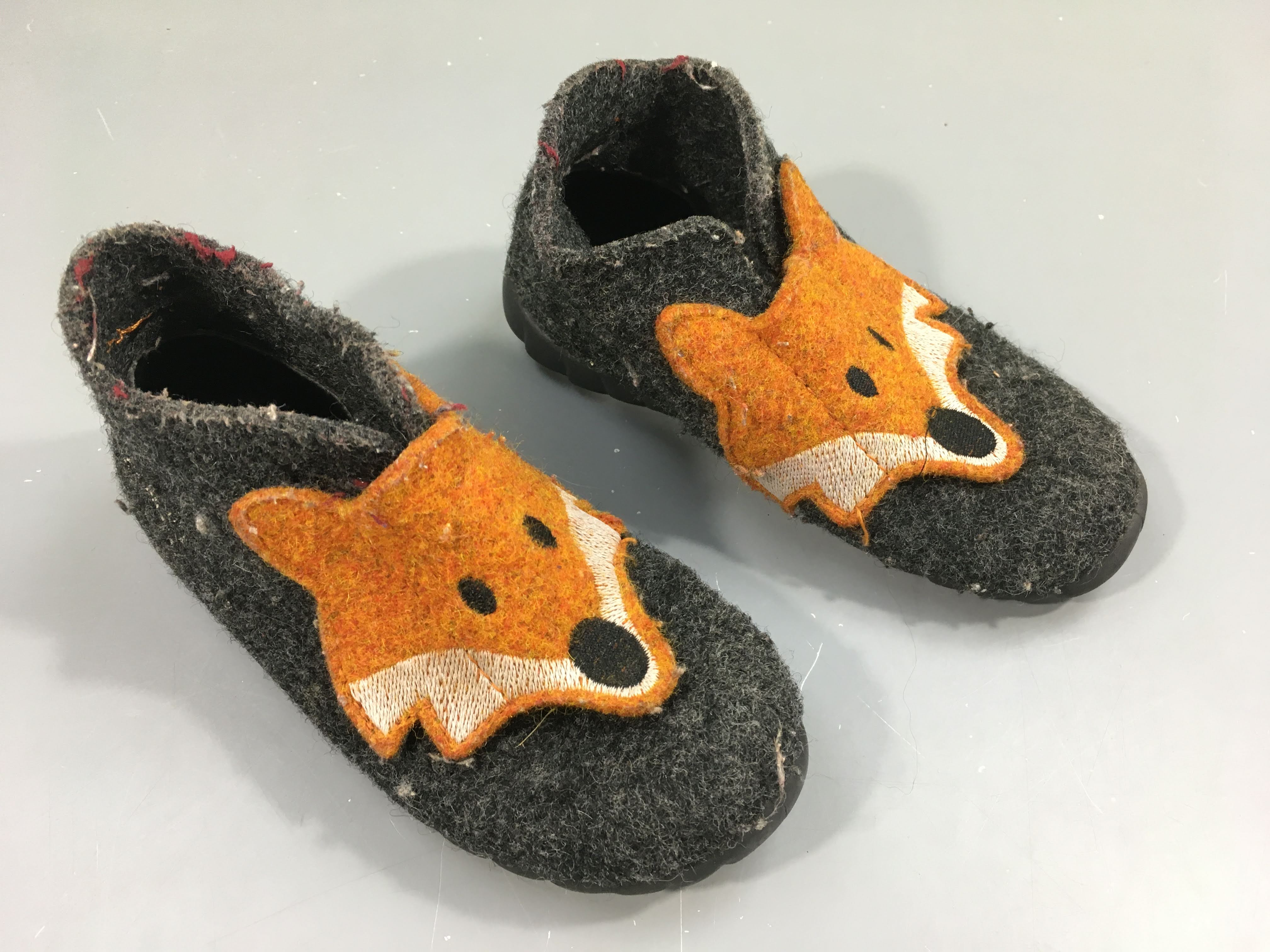 Pantoufles gris foncé renard, 24, usées