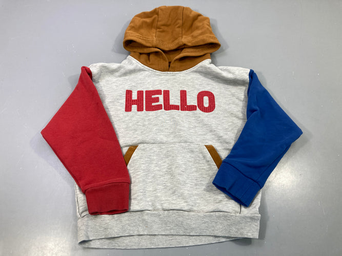 Sweat capuche gris manches bicolores rouge bleu, texte Hello, manque un petit morceau du floc, moins cher chez Petit Kiwi