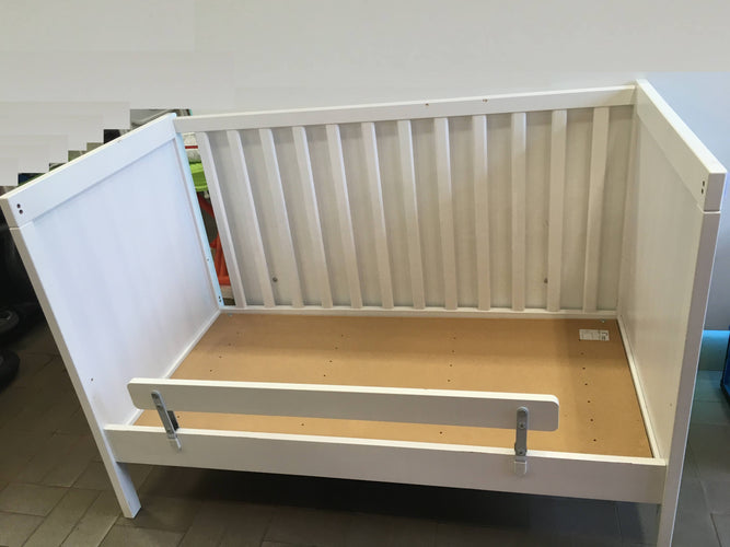 Lit blanc à barreaux modulable Sundvik + matelas + barrière de sécurité, moins cher chez Petit Kiwi
