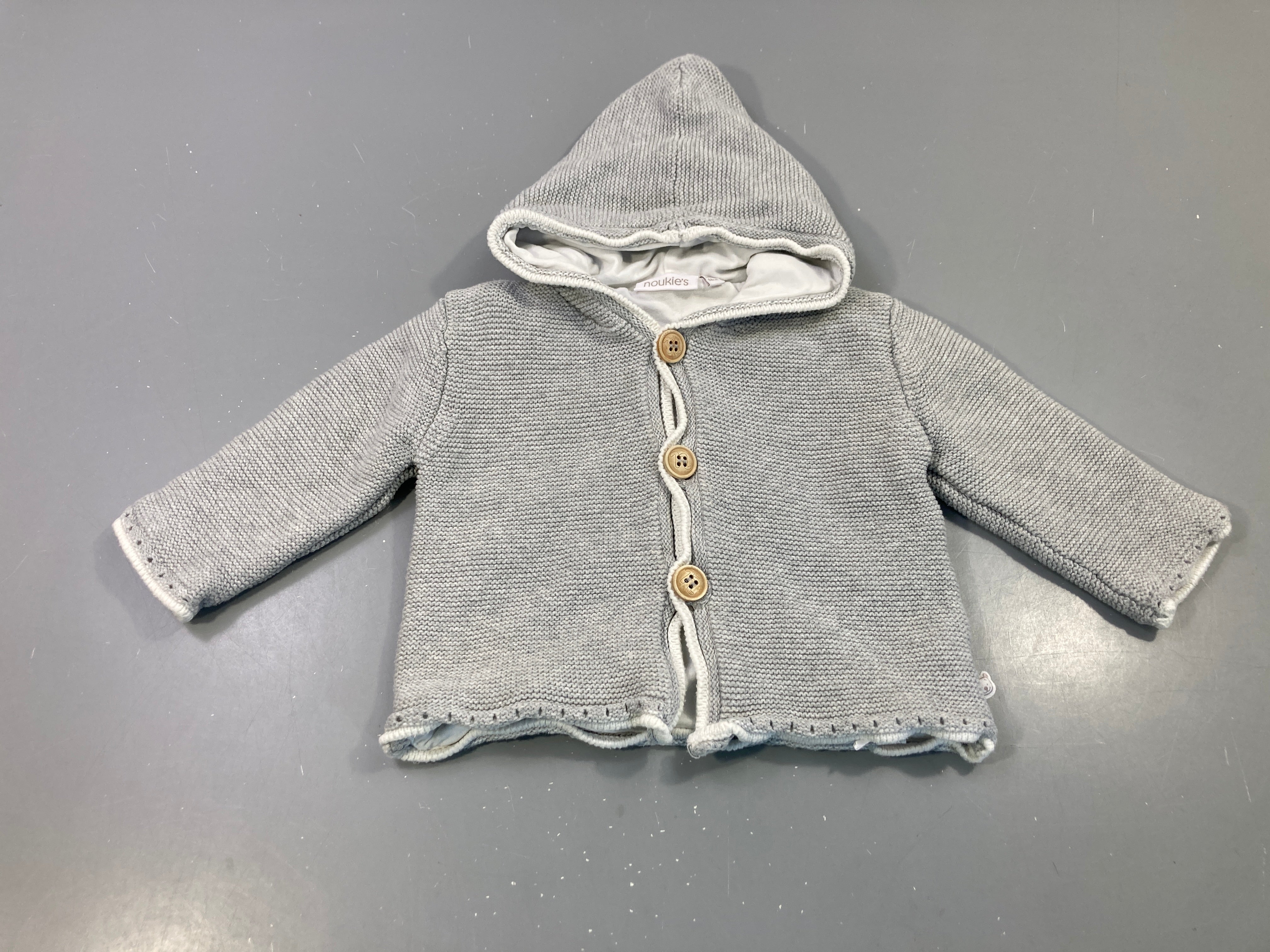 Gilet capuche gris tricot boutons bois doublé jersey