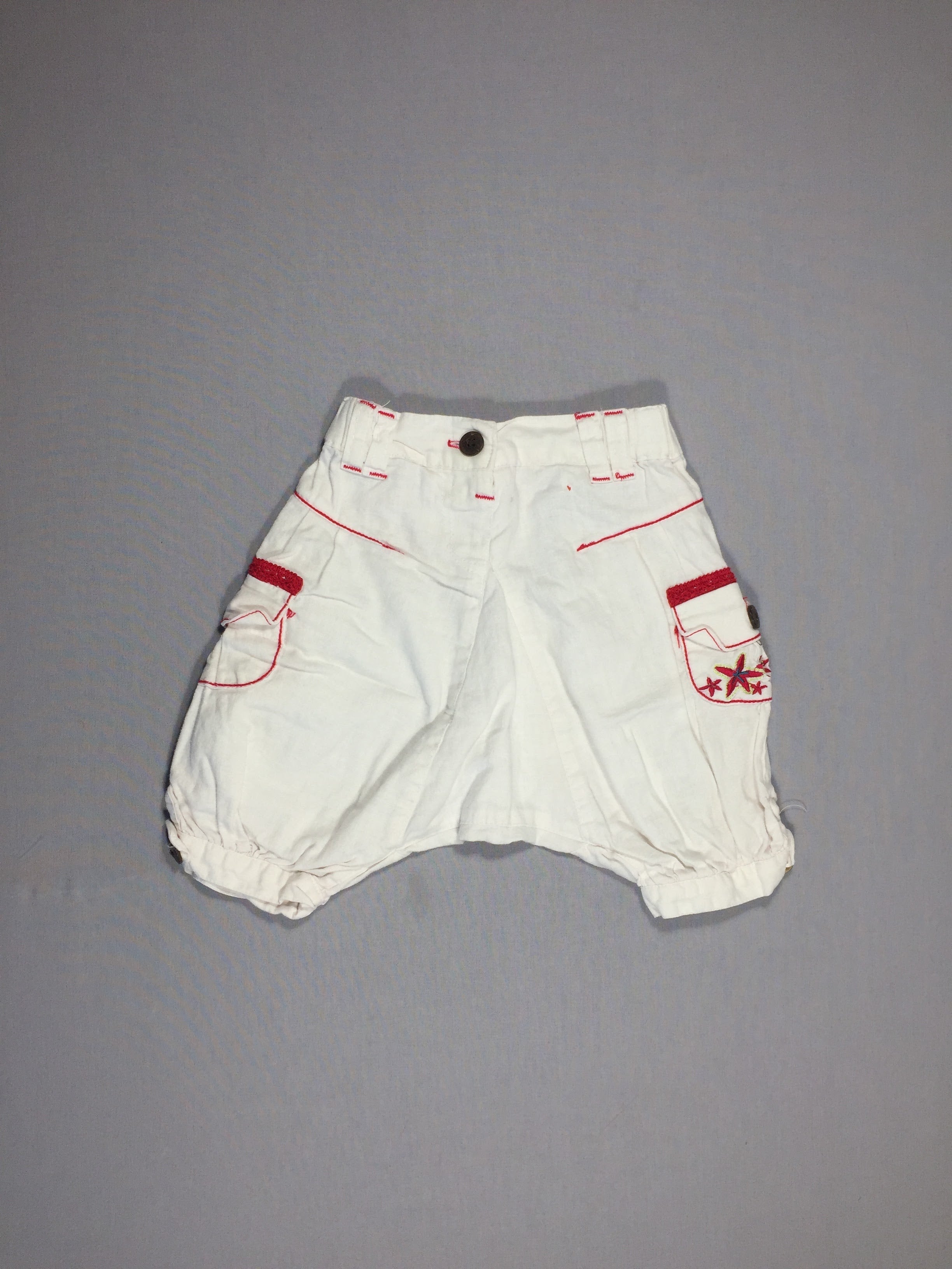 Pantalon style sarouel en toile blanche - couture et fleurs rose foncé