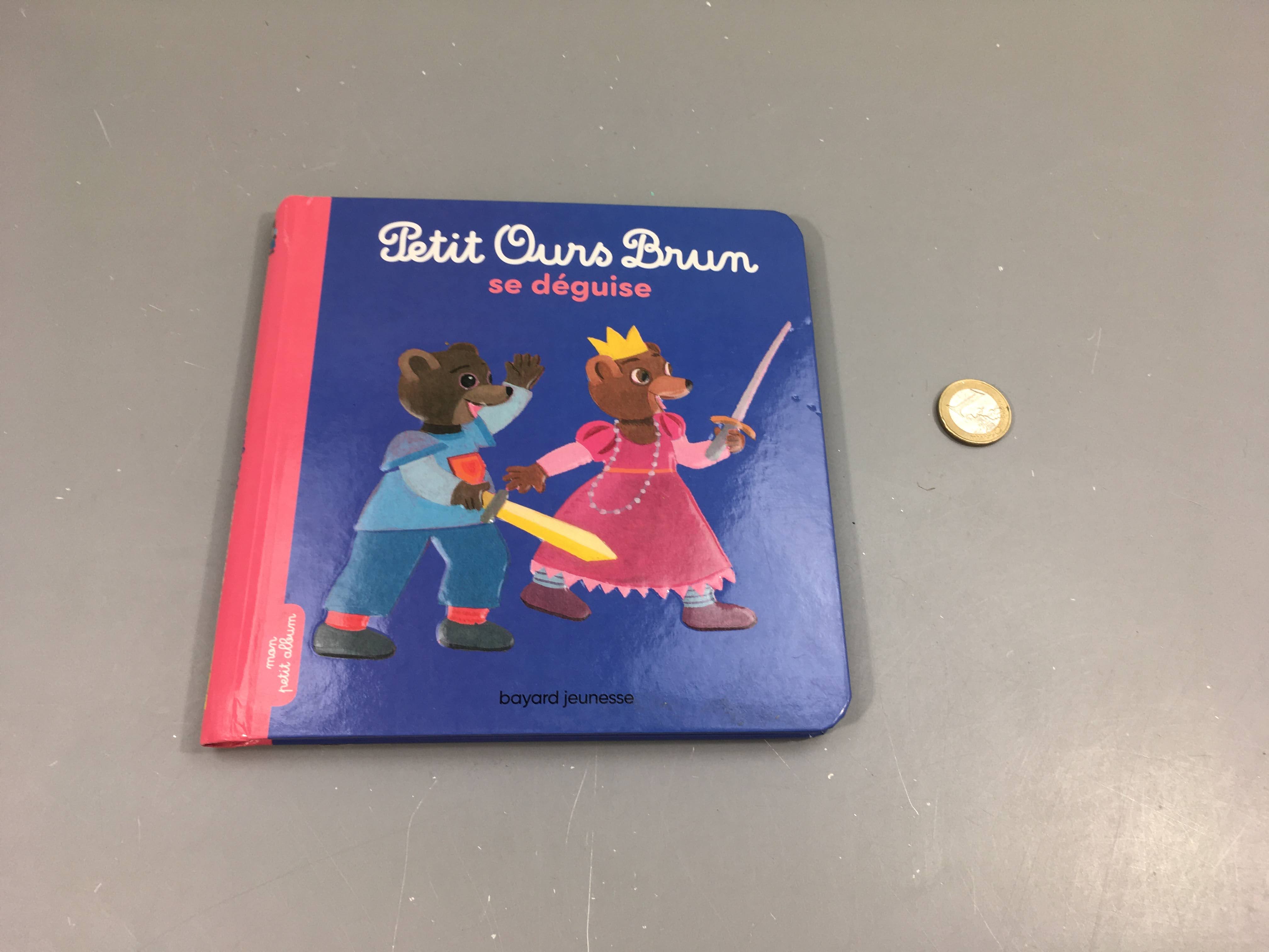 Petit ours brun se déguise