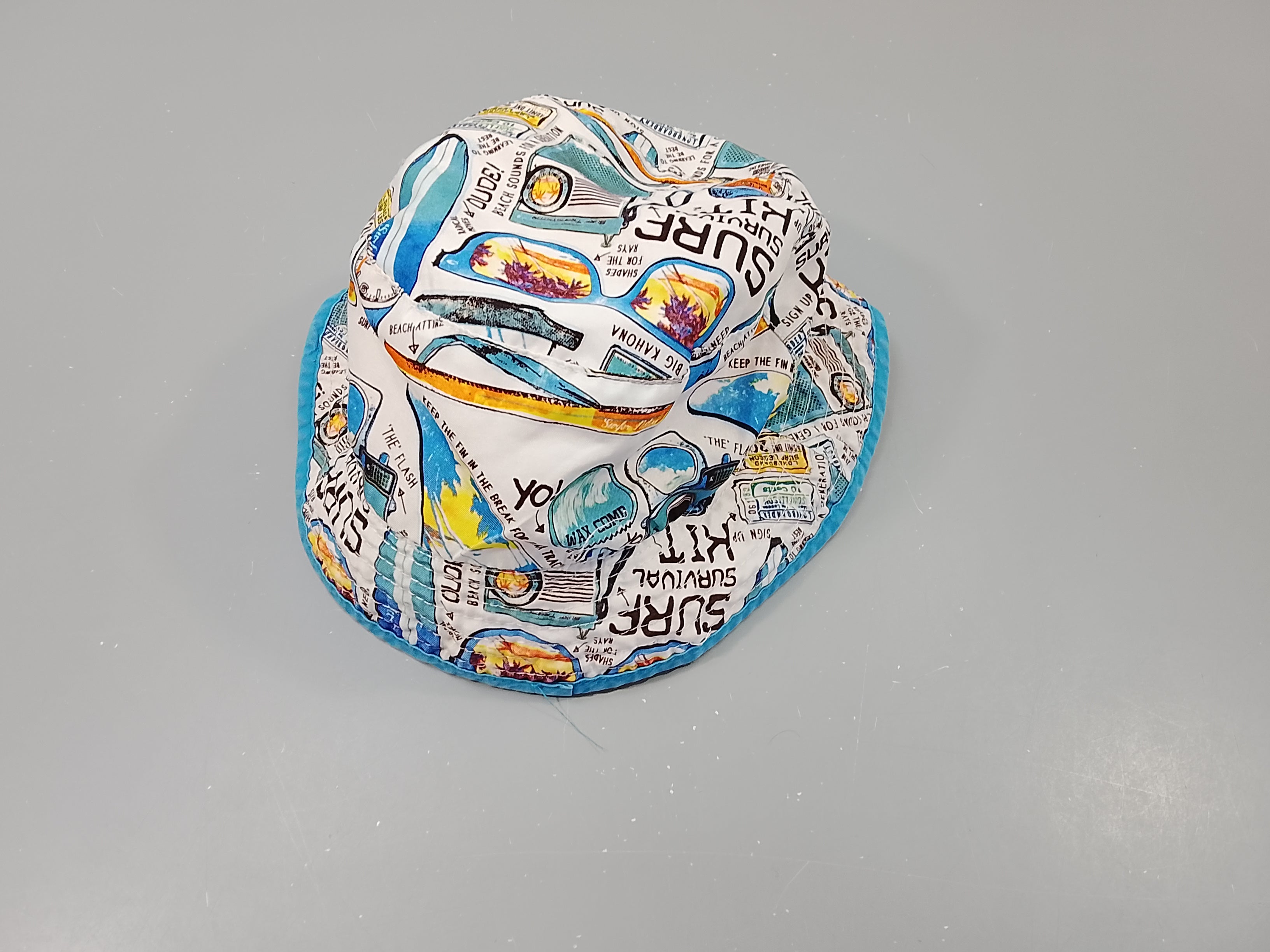 Chapeau d'été réversible blanc avec dessin et inscriptions / orange et bleu