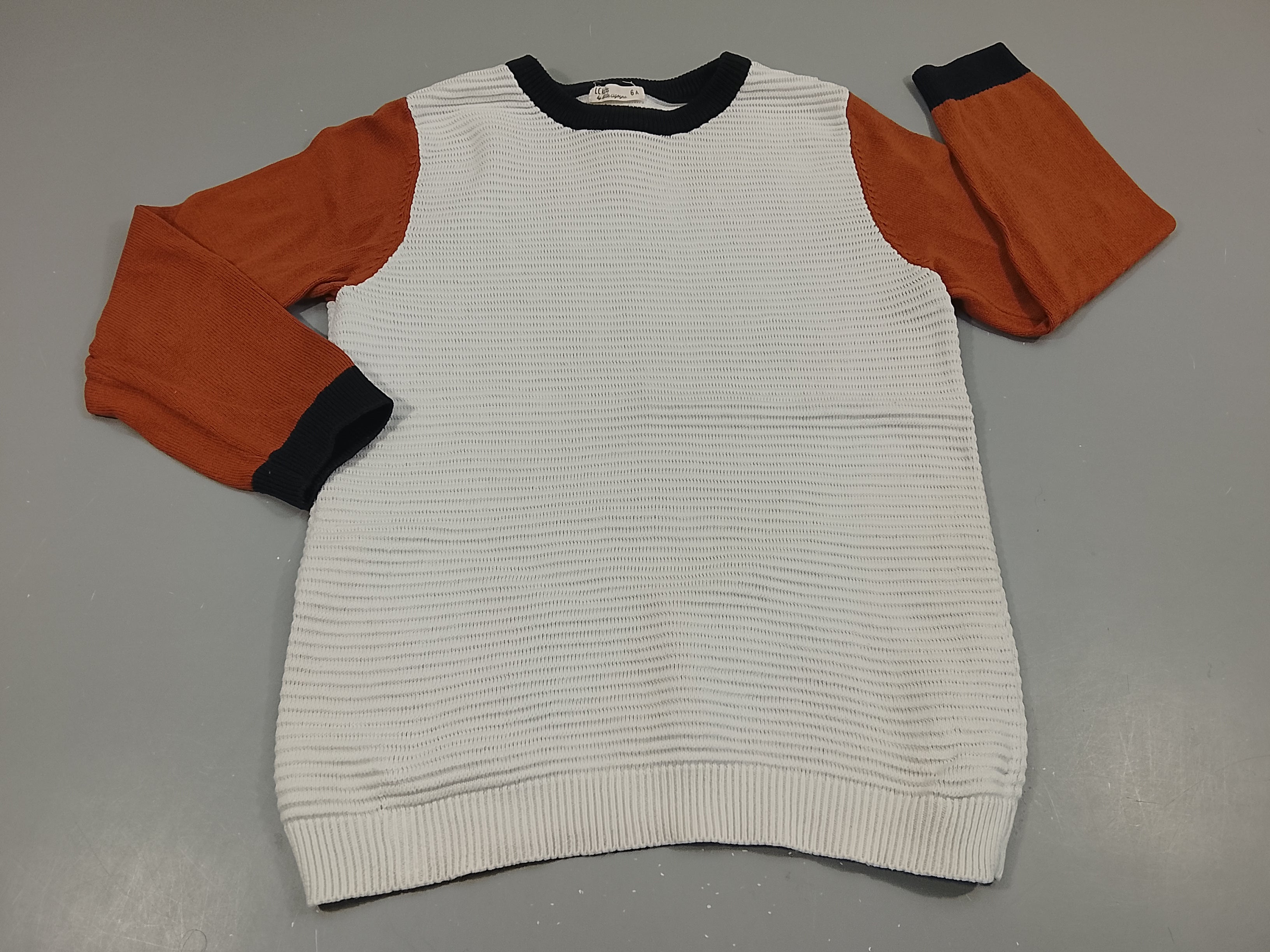 Pull blanc texturé, manches rouilles  bords col et manches noirs