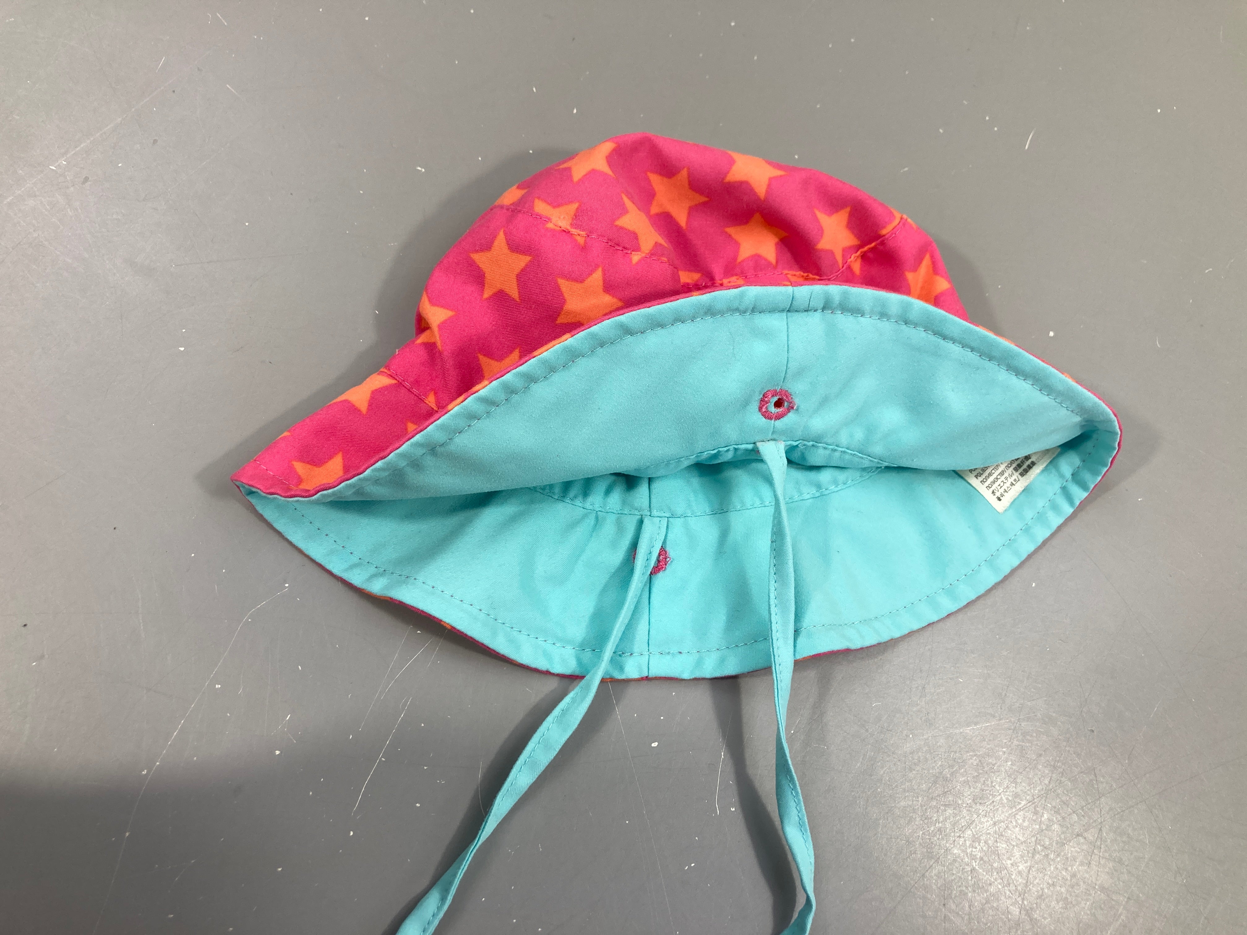 Chapeau réversible rose étoiles/turquoise