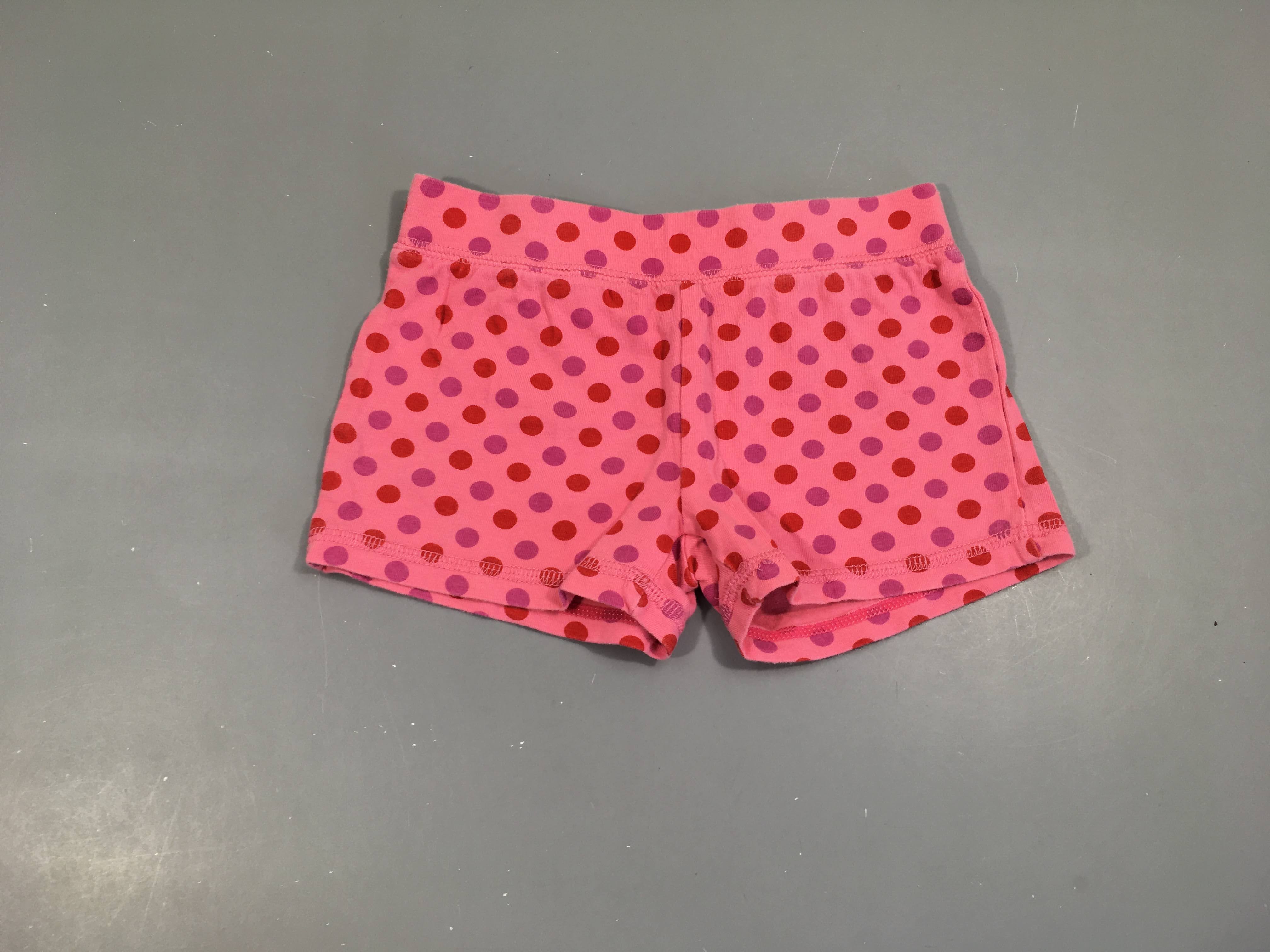 Short jersey rose pois, légèrement bouloché