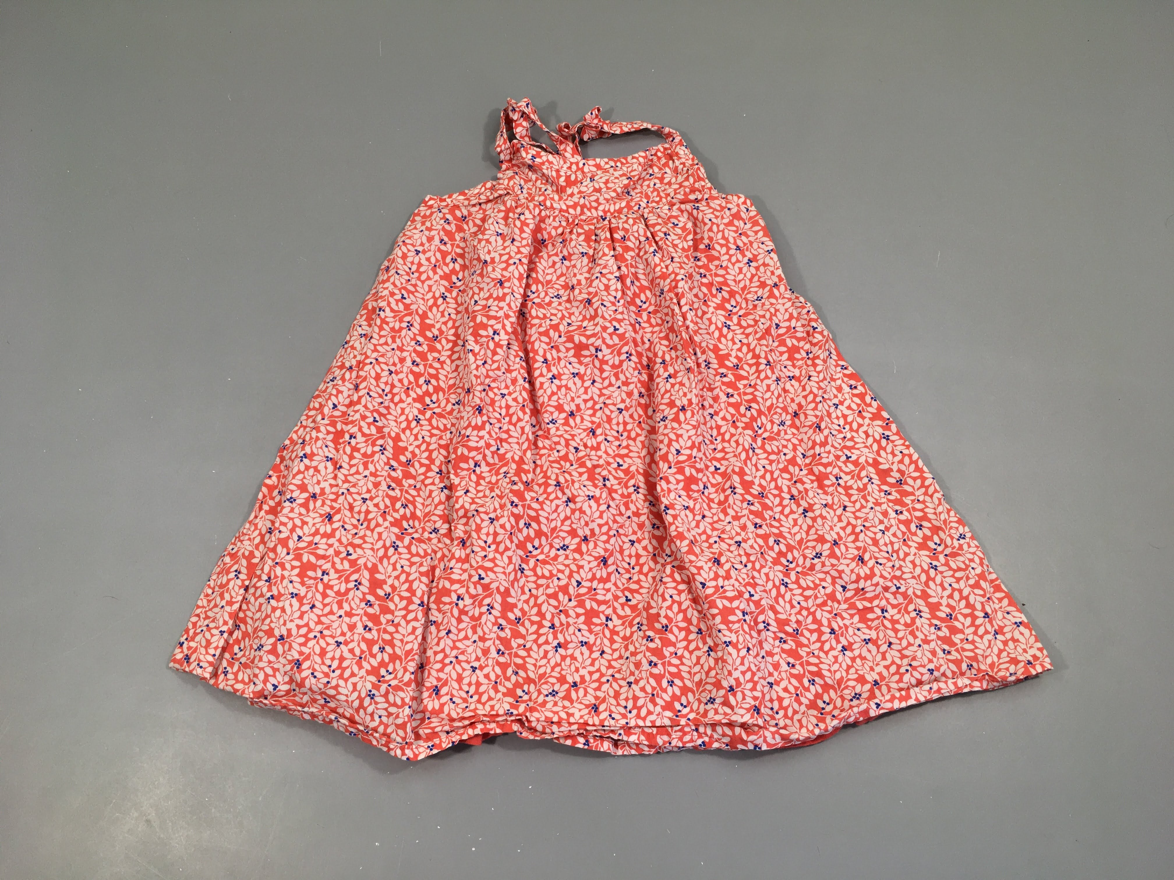 Robe fines bretelles rouge feuillage