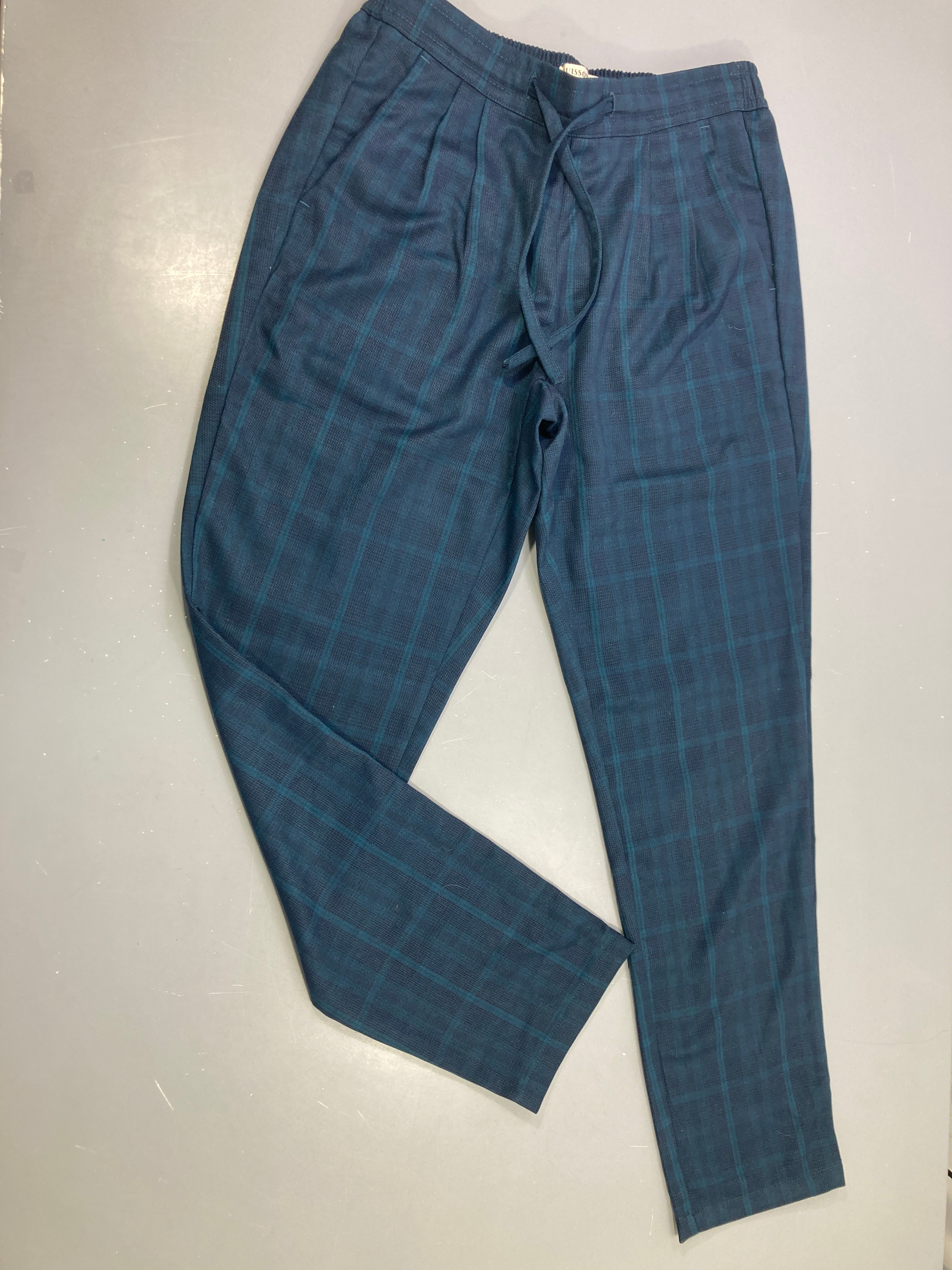 Pantalon bleu foncé carreau vert
