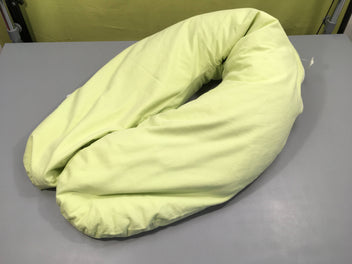 Coussin d'allaitement housse anis, légèrement tachée