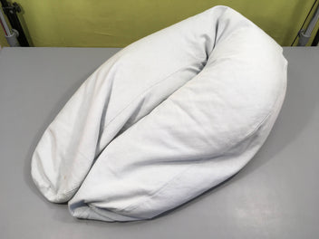 Coussin d'allaitement housse gris rayé, tachée