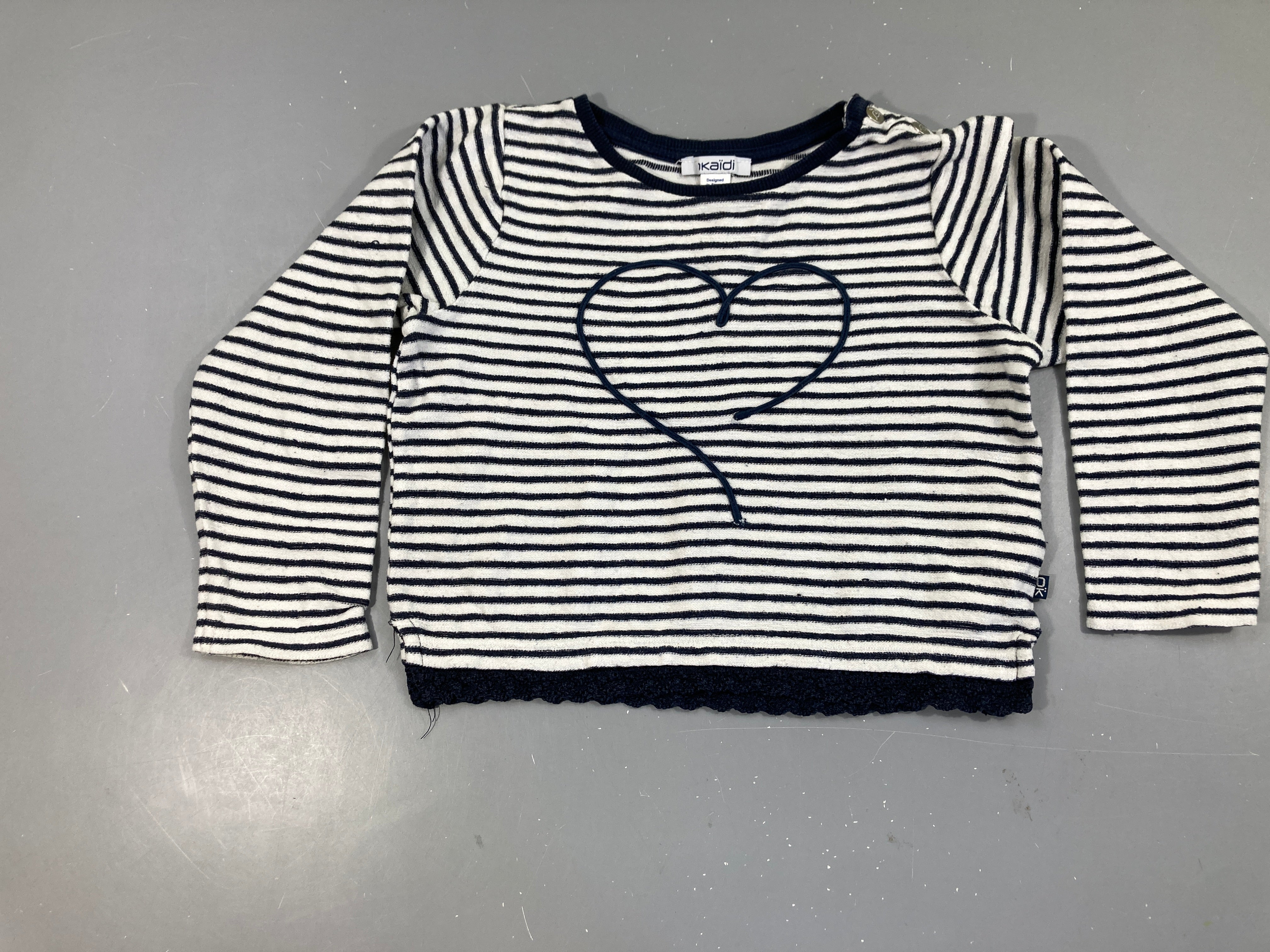 Pull blanc rayé bleu foncé coeur