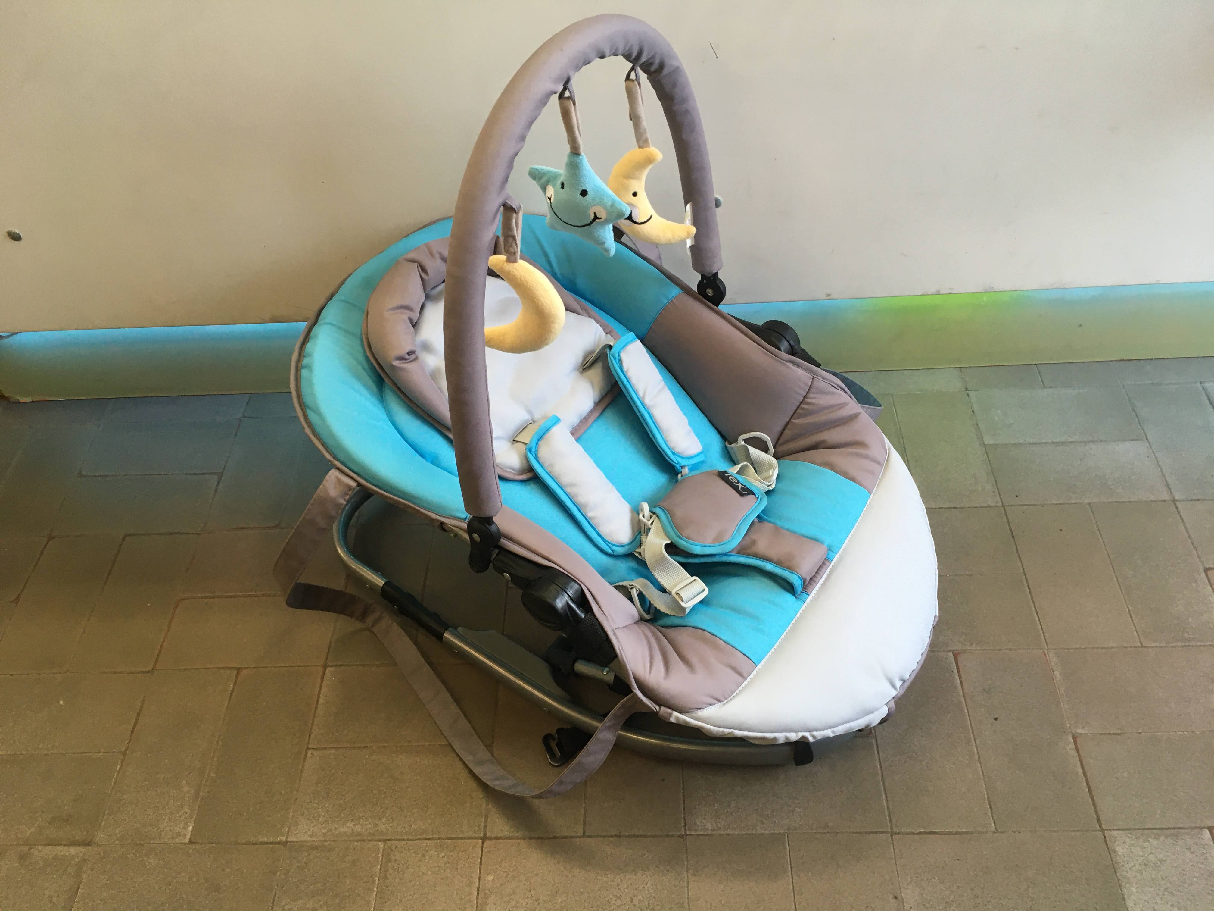 Relax bébé gris/bleu avec arche mobiles lune