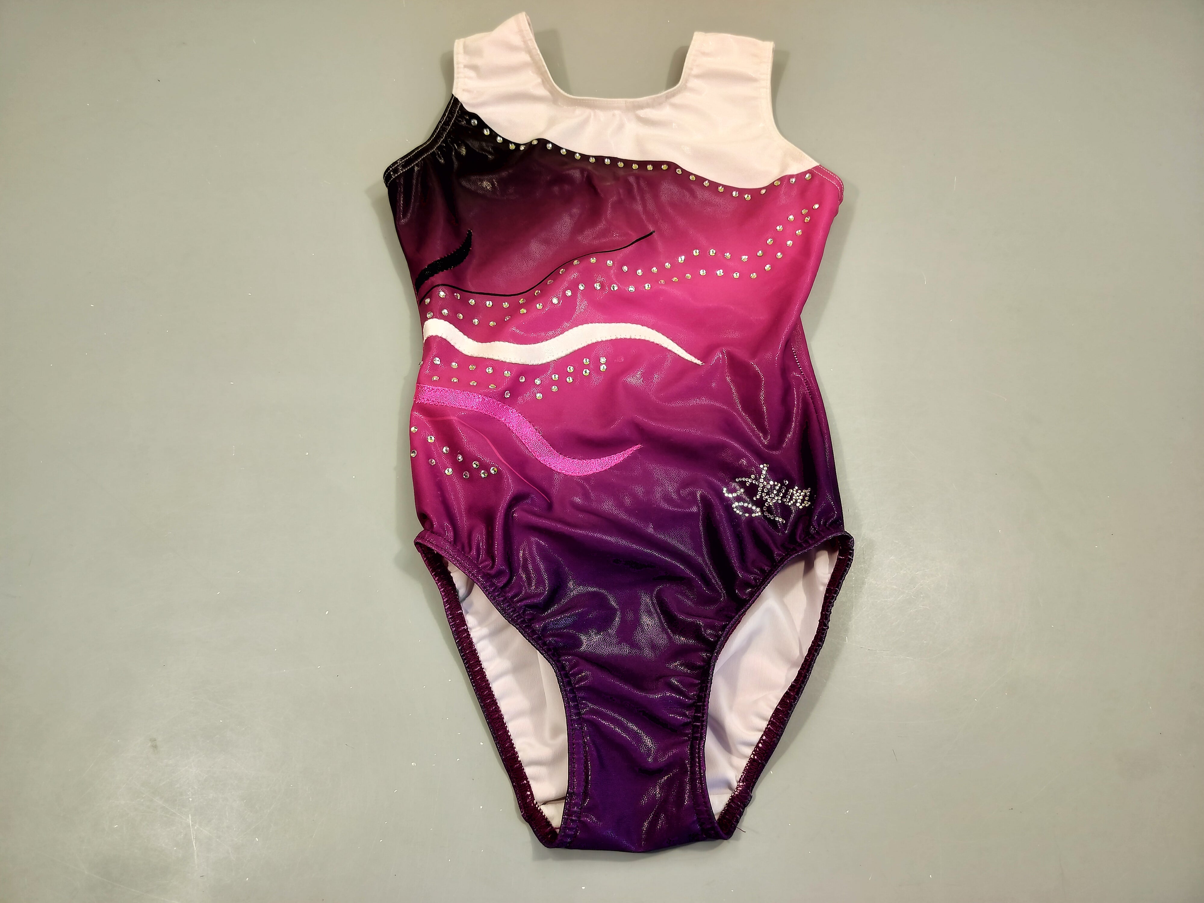 Maillot de gym Agiva blanc, rose, mauve avec strass  (manque quelques uns). Taille petit