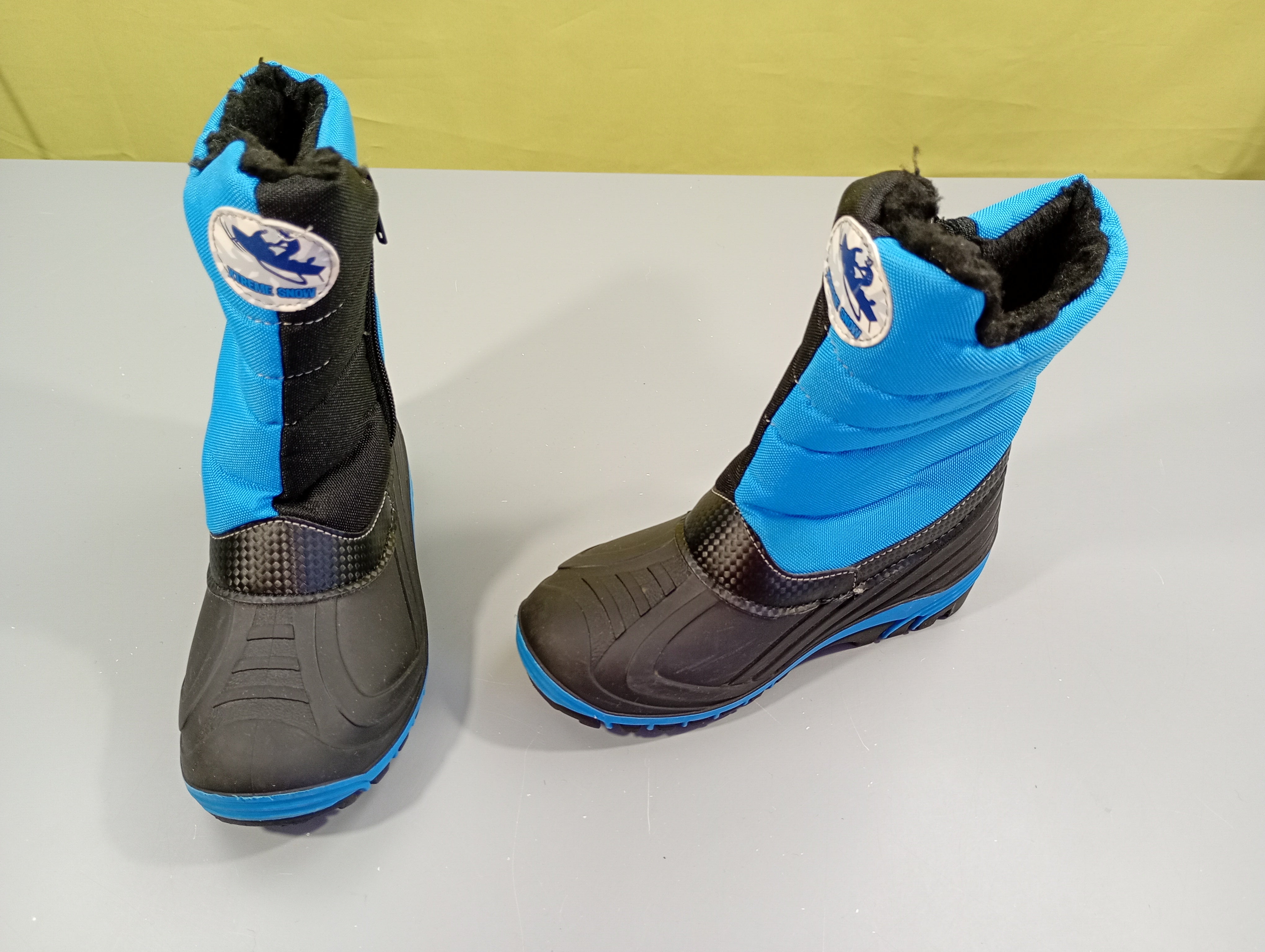 Bottes de neige fourées noir et bleu, petit zip  