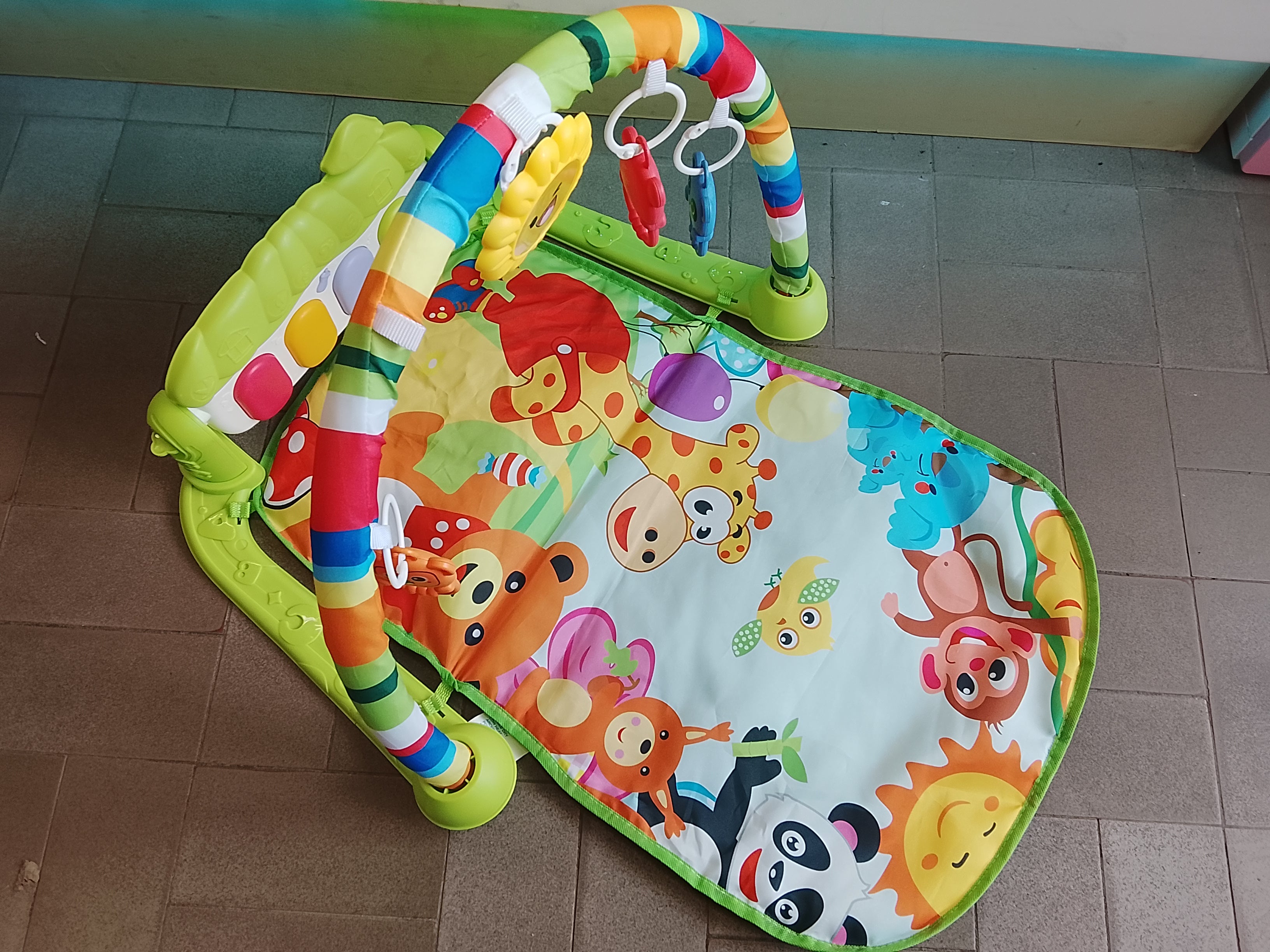 Tapis d'éveil musical Baby Kick piano gym  animaux colorés avec piano intégré + arche de jeu