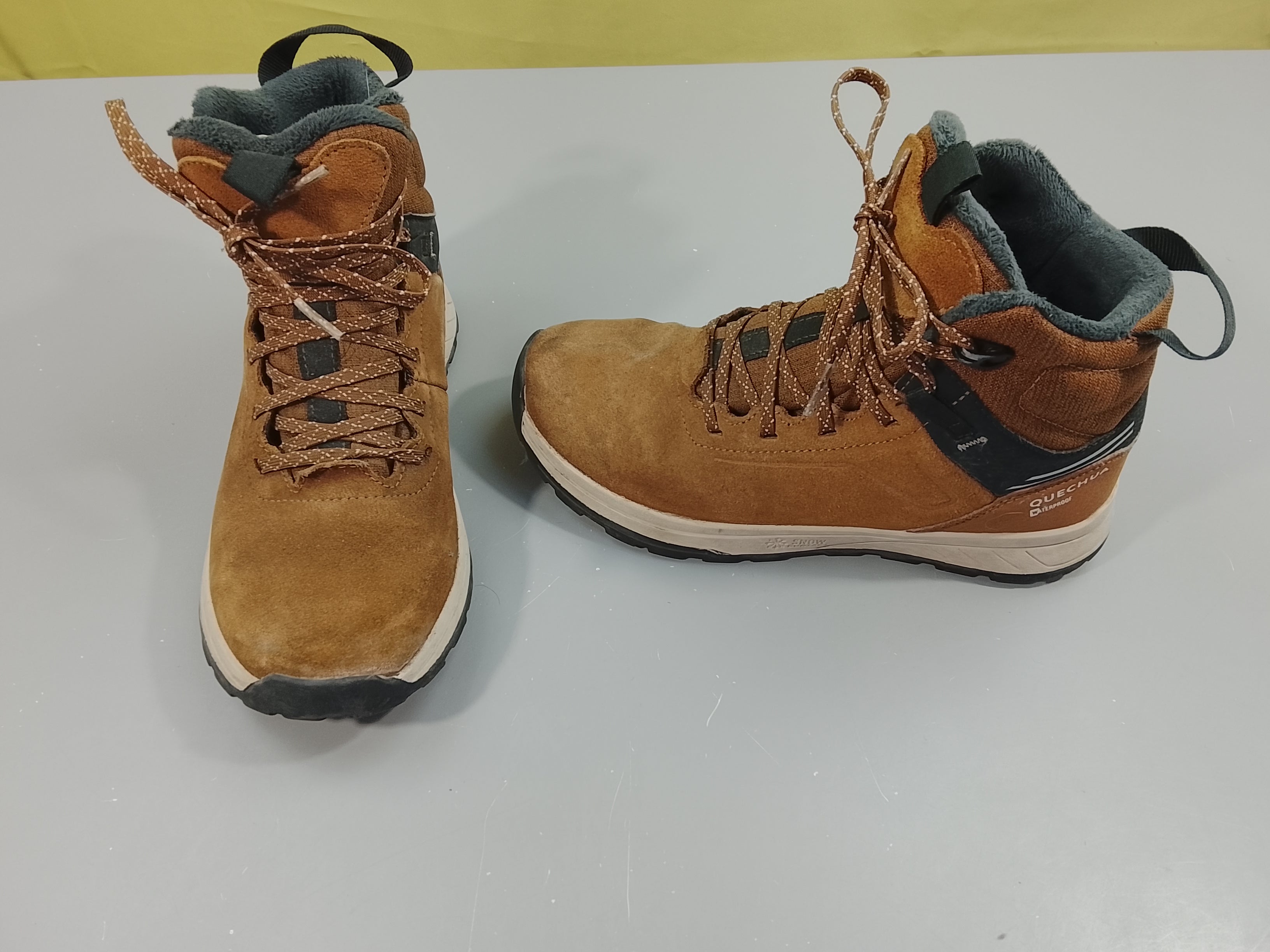 Chaussures de randonnées  beiges Waterproof. Pas de pointure indiaquée