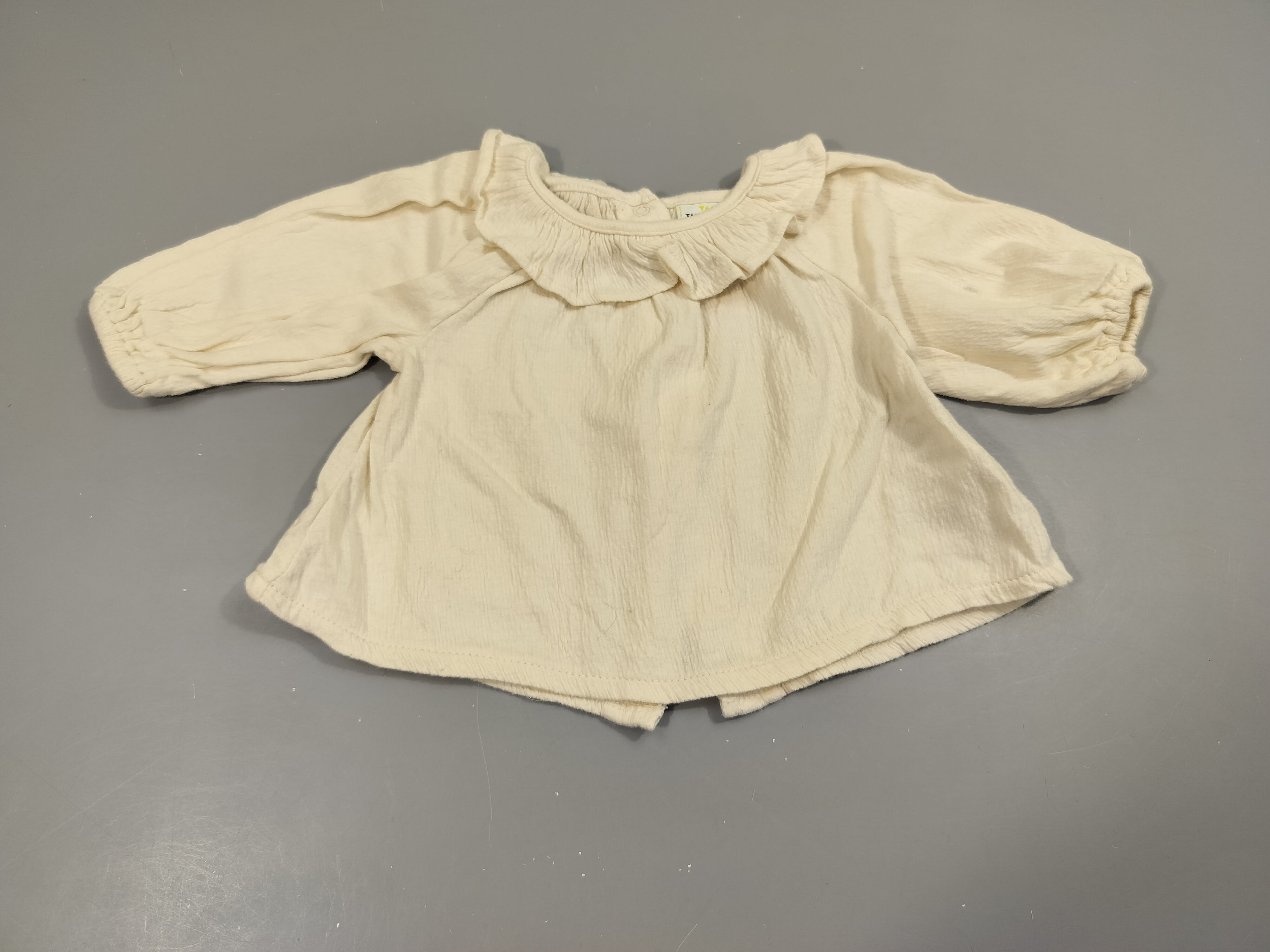 Blouse m.l beige texturé  , col dentelle