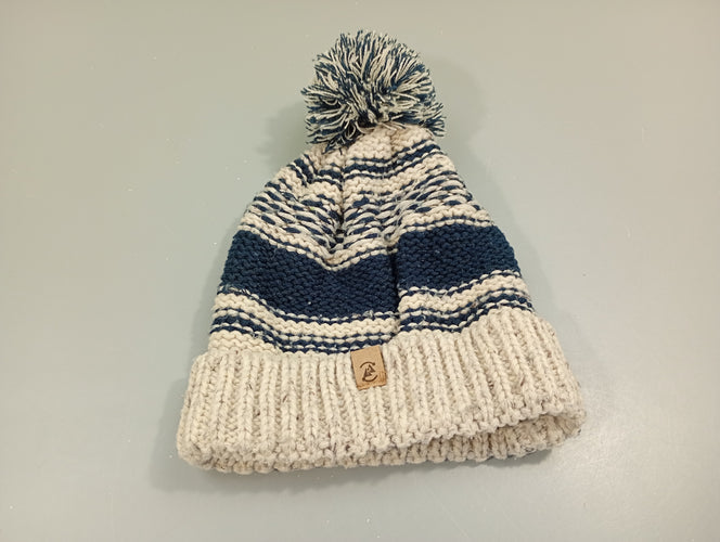 Bonnet beige et bleu marine avec pompon, un peu bouloché, moins cher chez Petit Kiwi