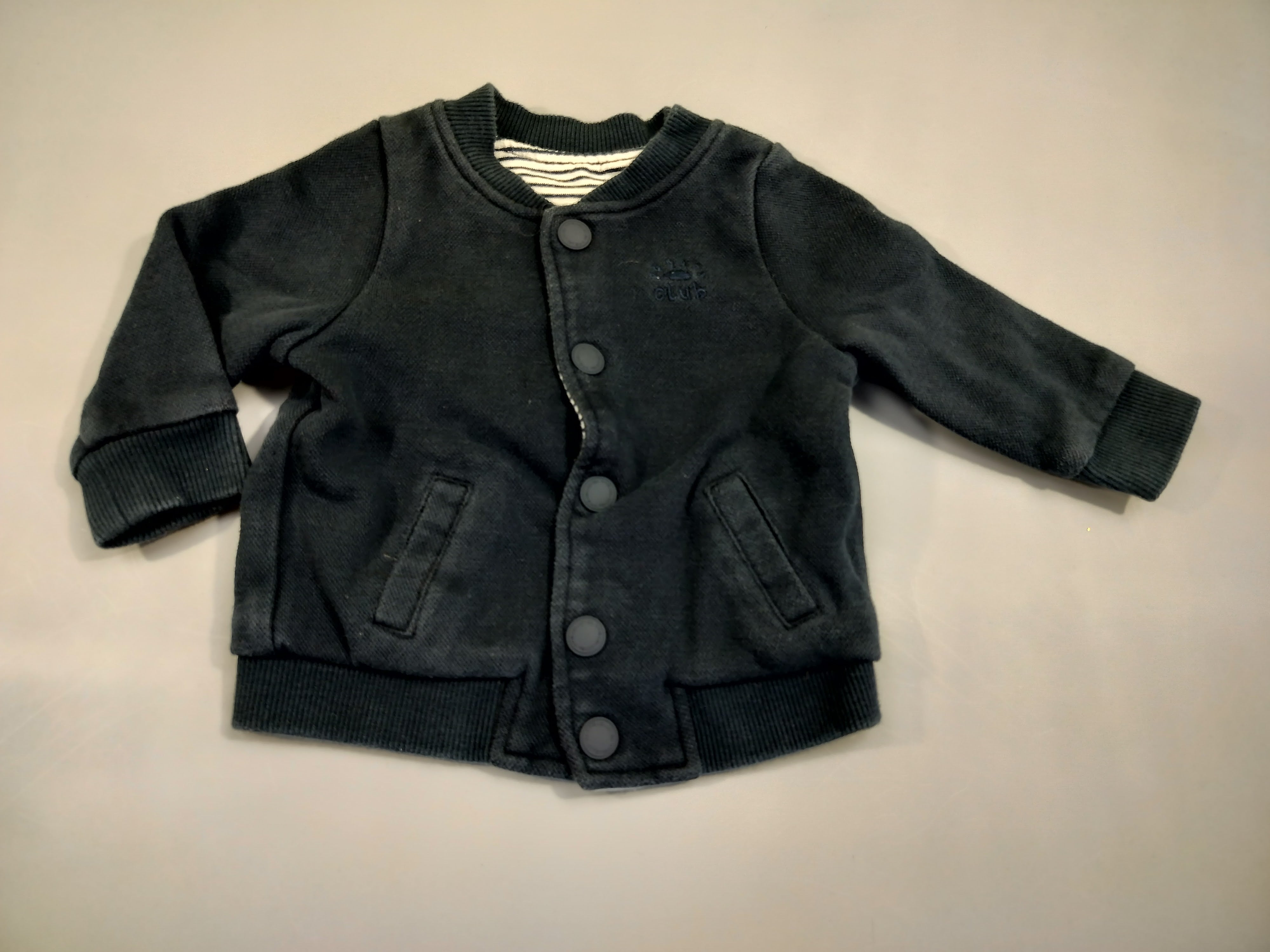 Gilet bleu marine texturé, fermeture par pressions