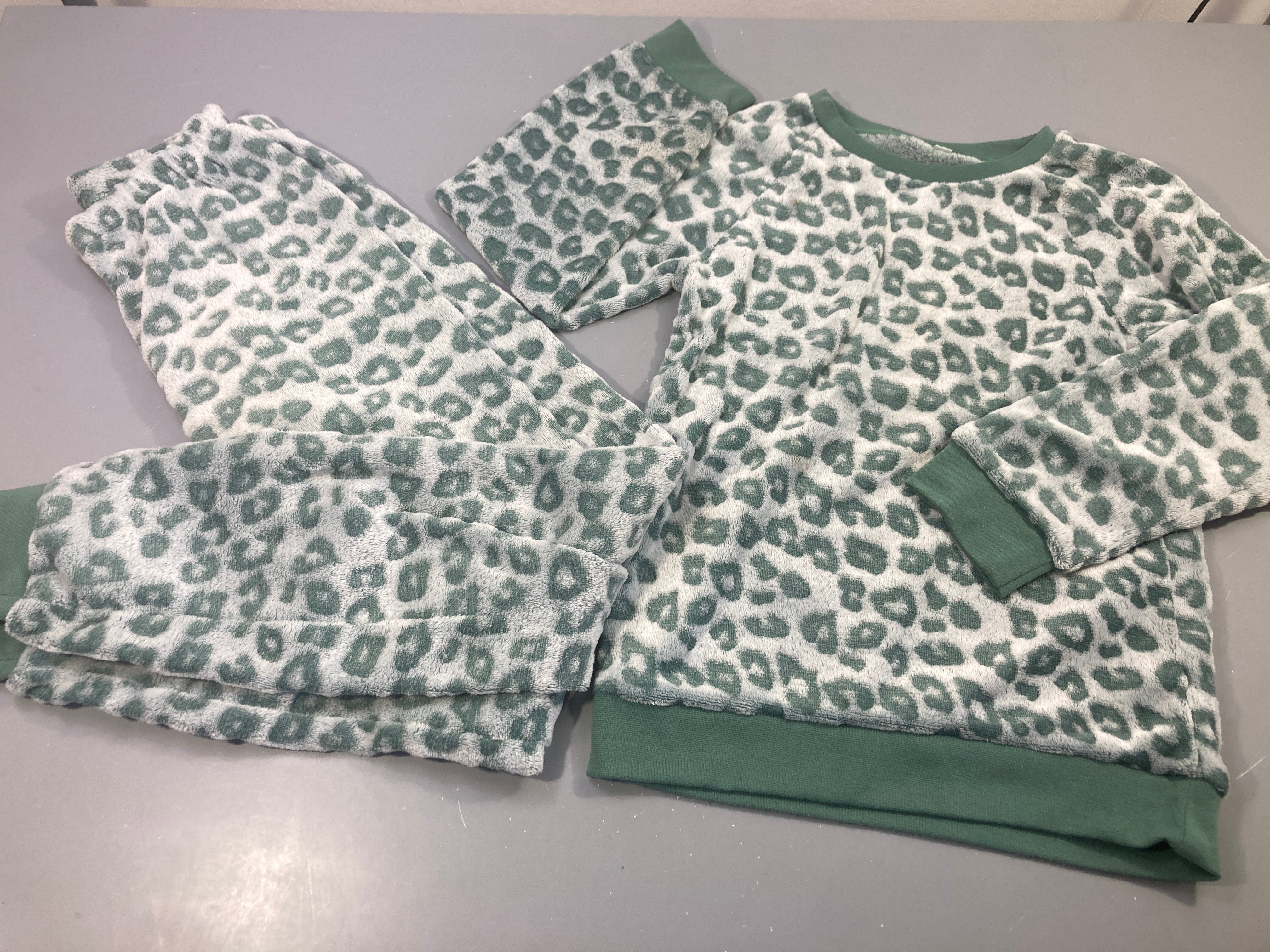 Pyjama 2pcs velours motifs léopard blanc et vert, quelques taches, à relaver