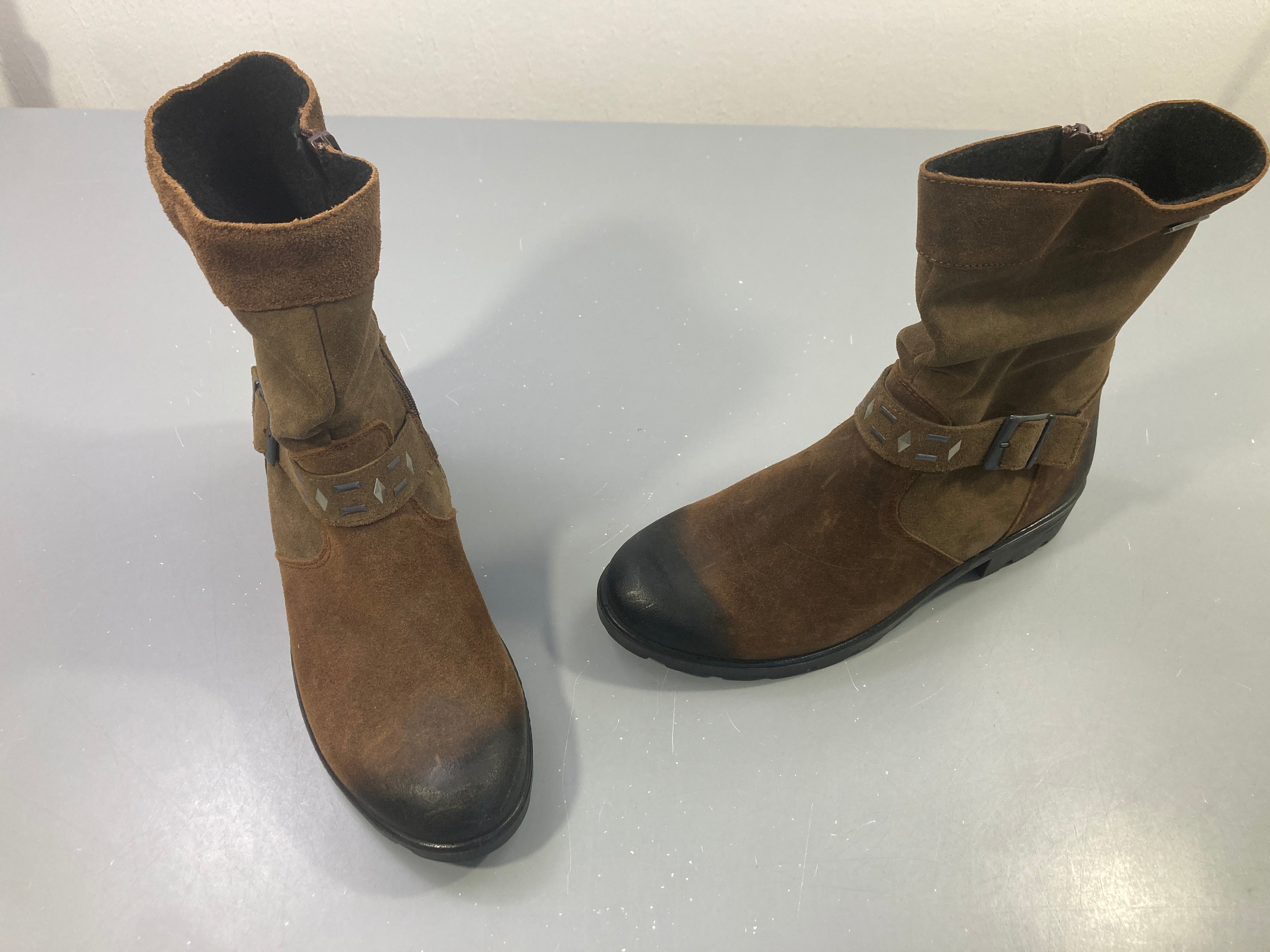 Bottines en cuir suédé marron avec boucle marque Ricistatex, Légère usure au bout-38