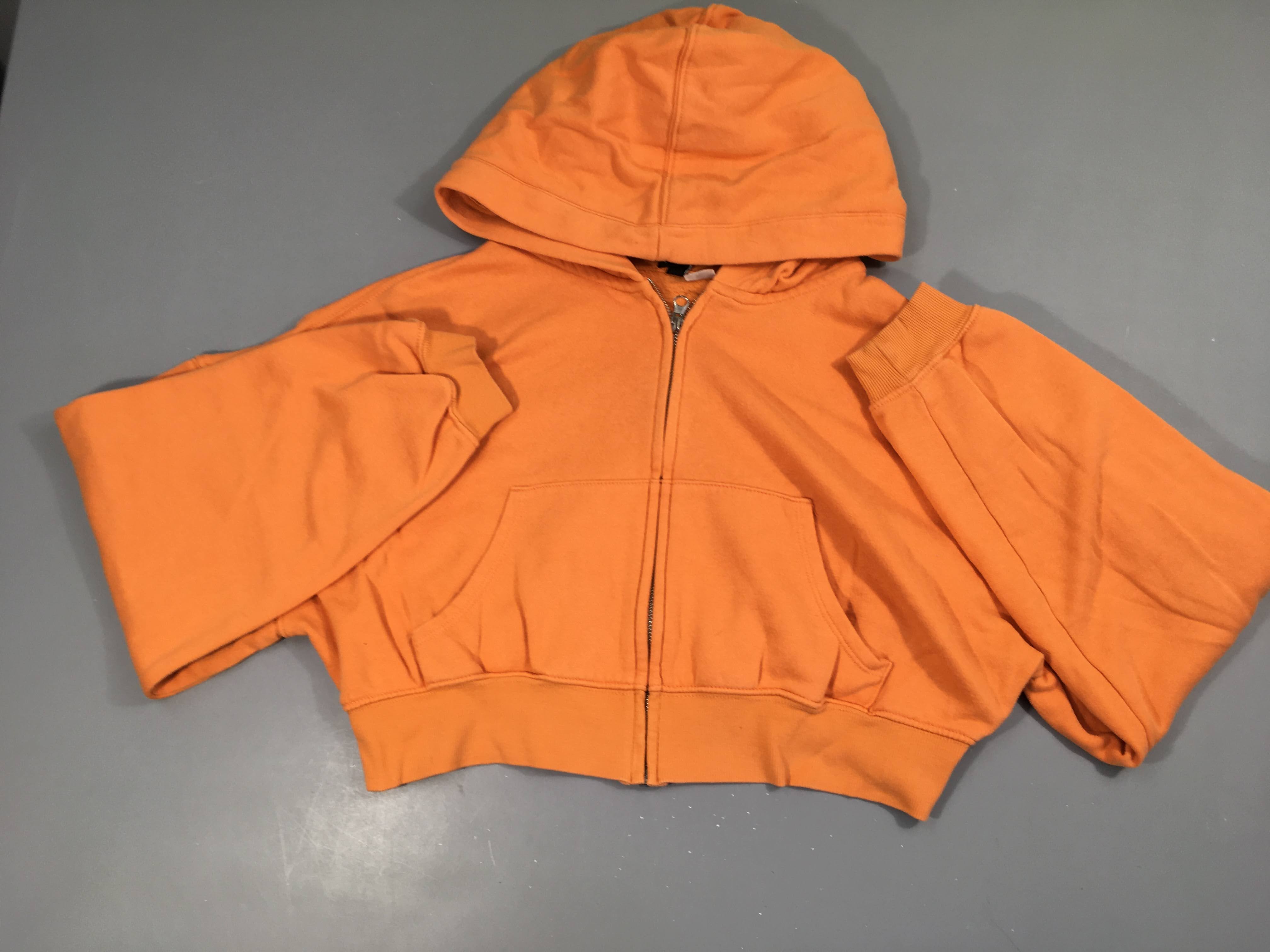 Sweat court zippé orange à capuche, légèrement bouloché