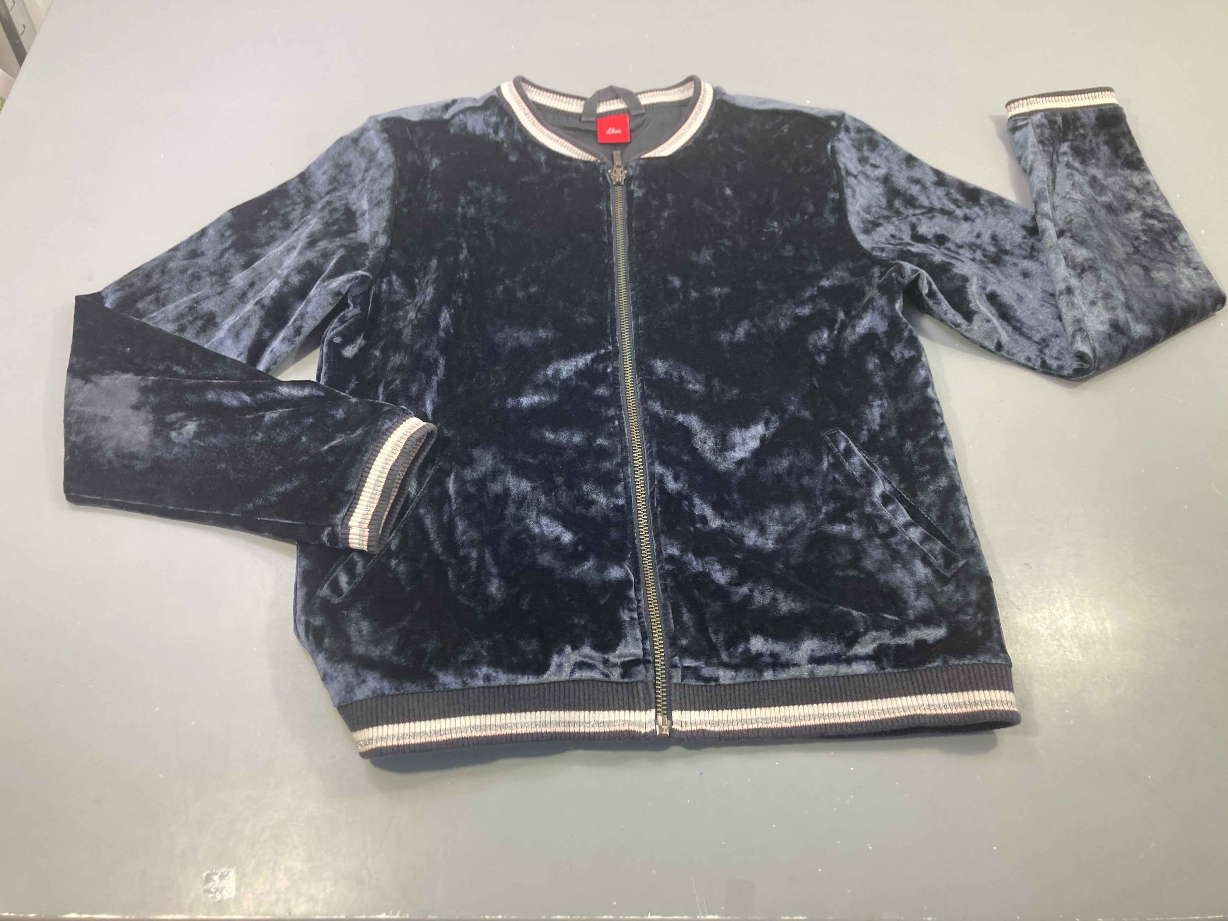 Veste zippée en velours bleu nuit, texture brillante et douce