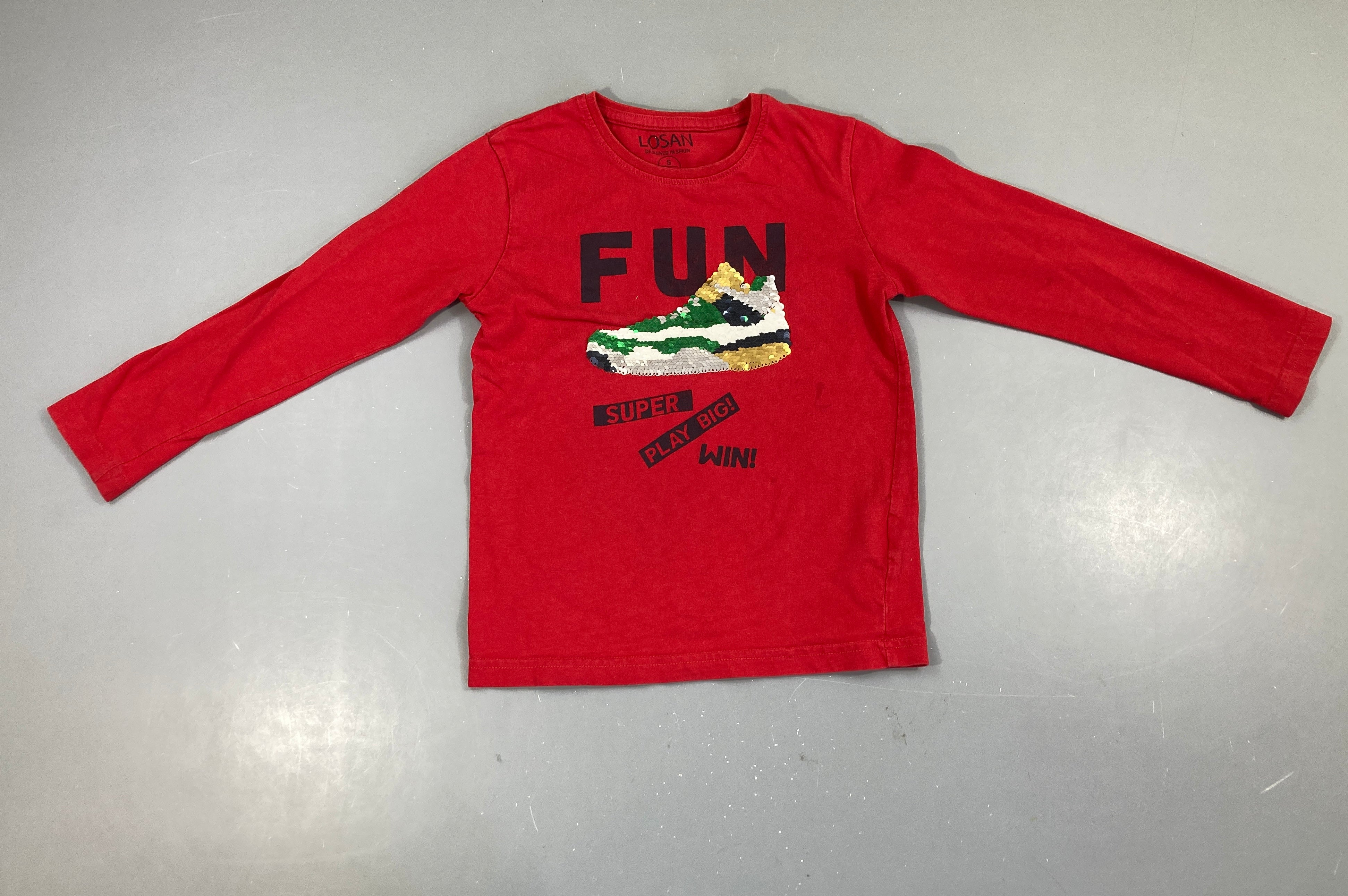 T-shirt m.l rouge fun basket sequins réversibles, tache sur la manche