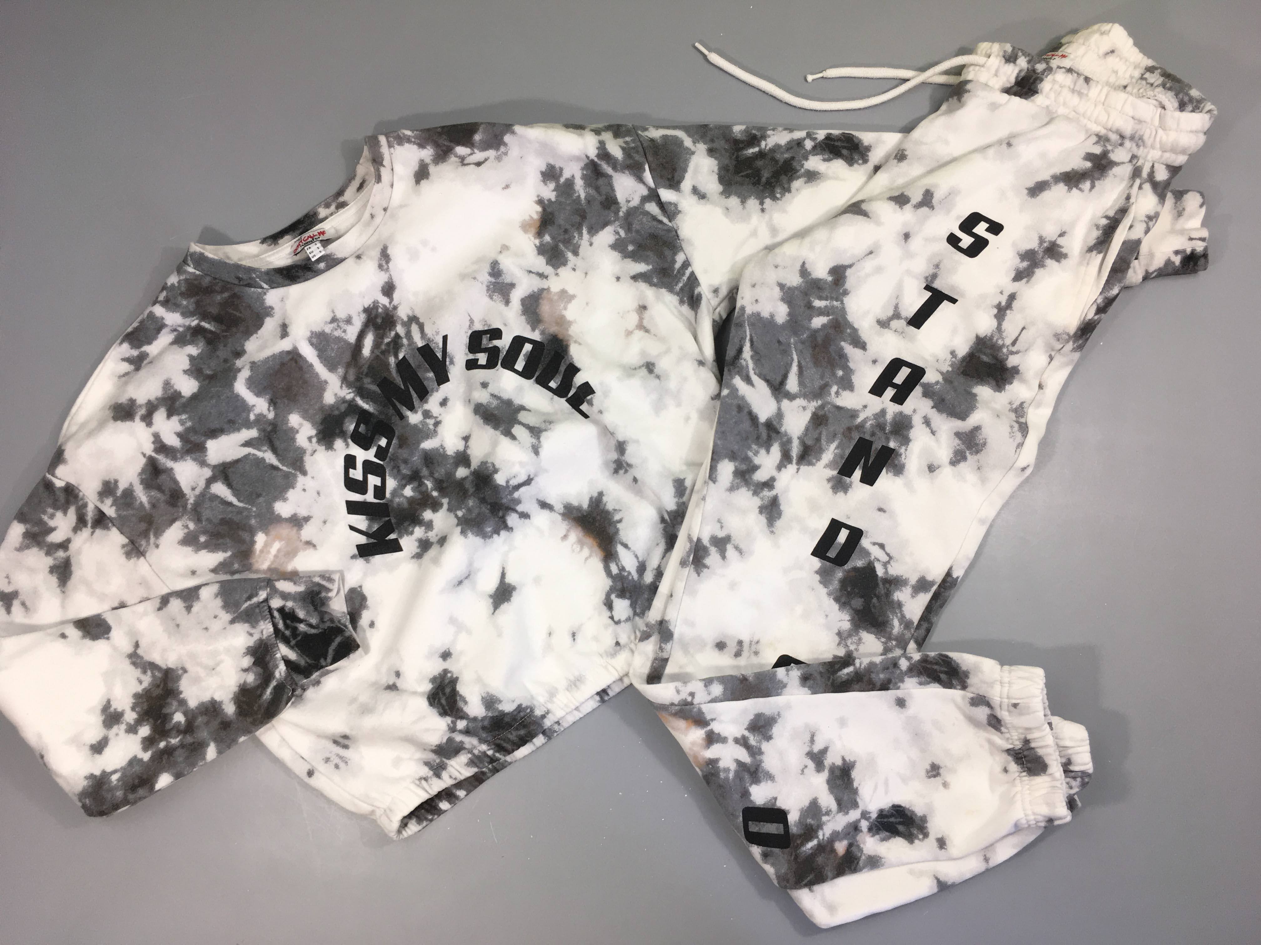 Ensemble de training effet tir&dyeblanc/gris  kiss my soul, légèrement bouloché