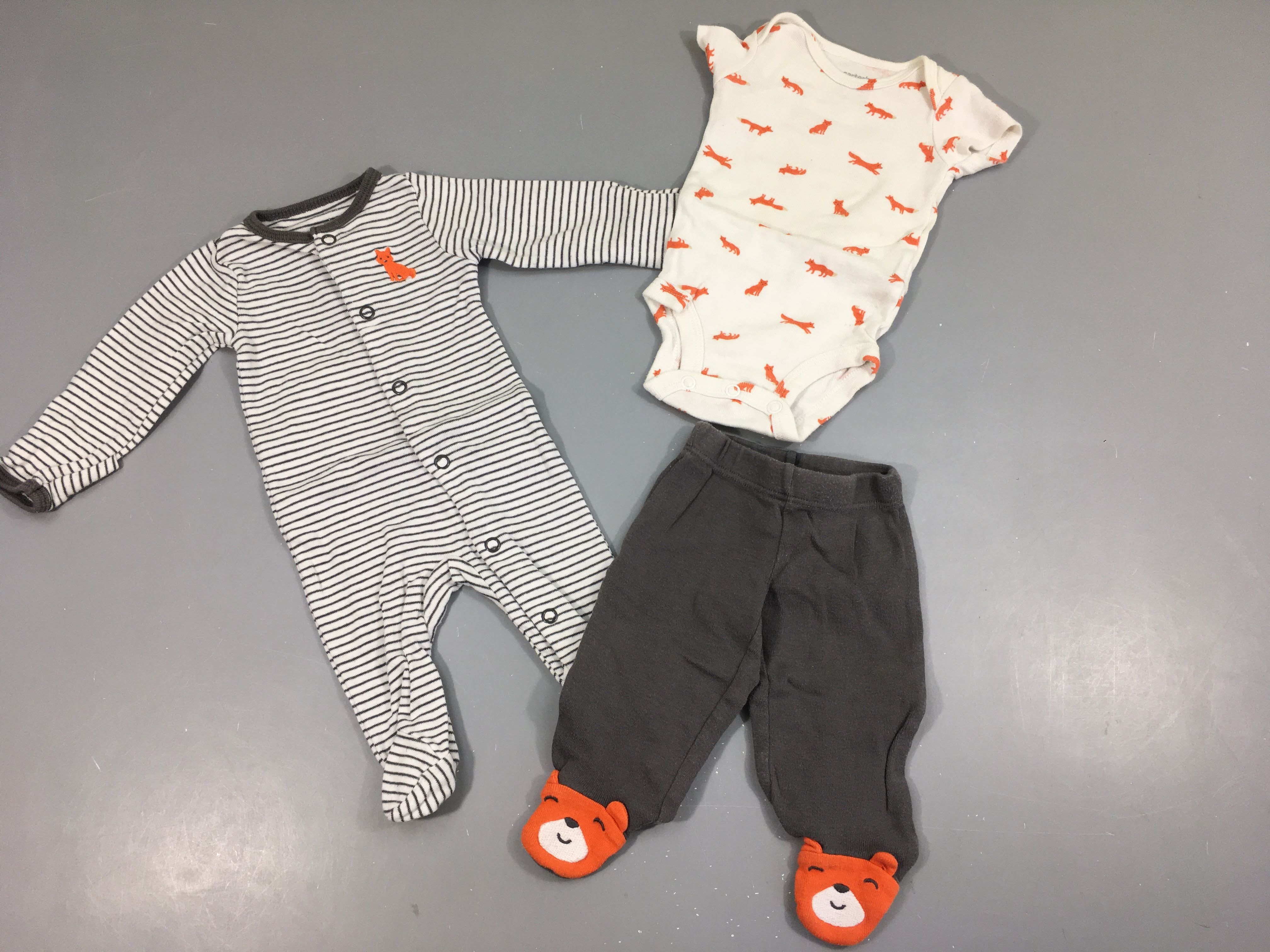 Pyjama jersey blanc rayé gris + body m.c + Pantalon gris foncé boulloché