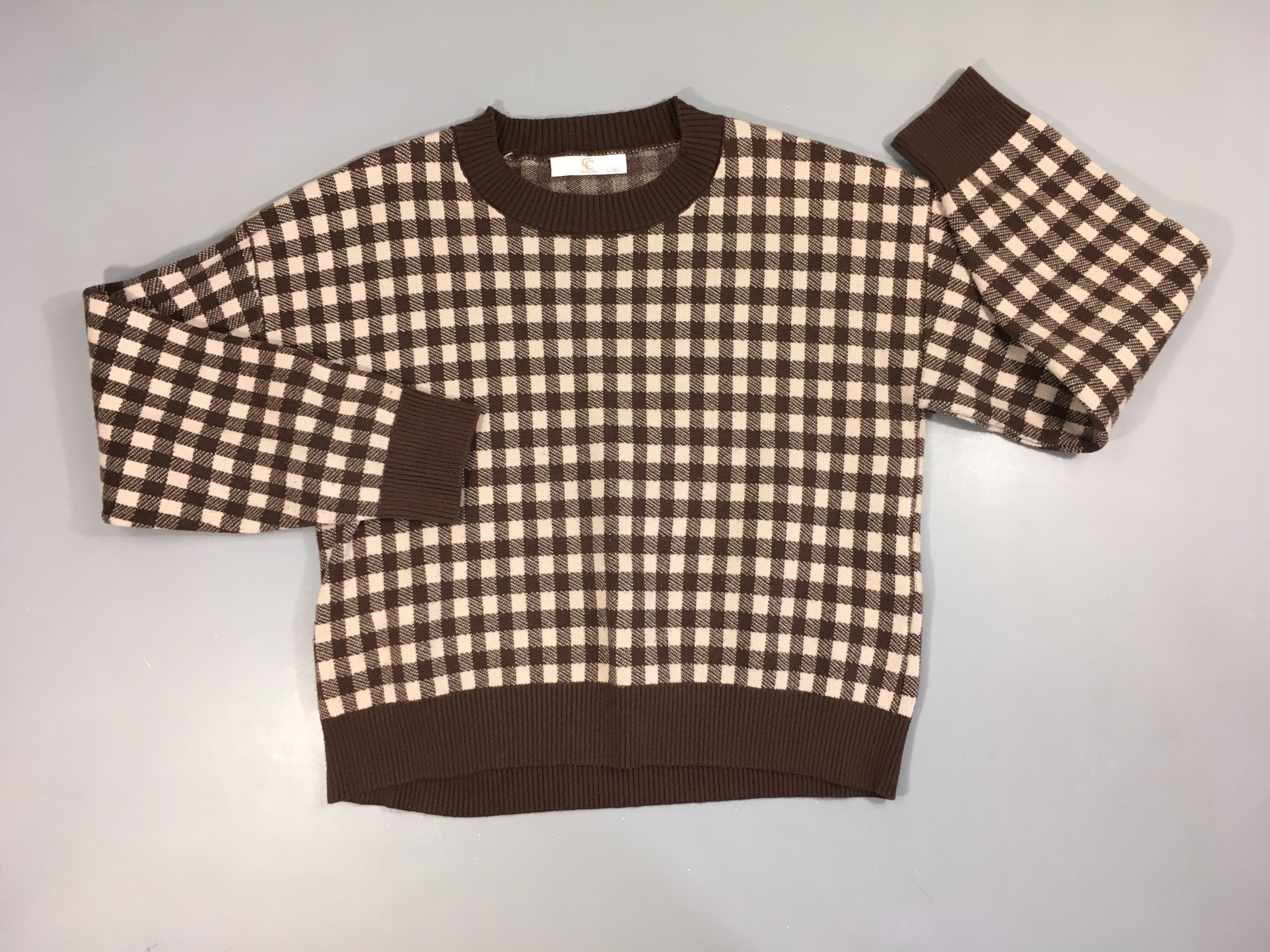 Pull court carreaux brun/beige