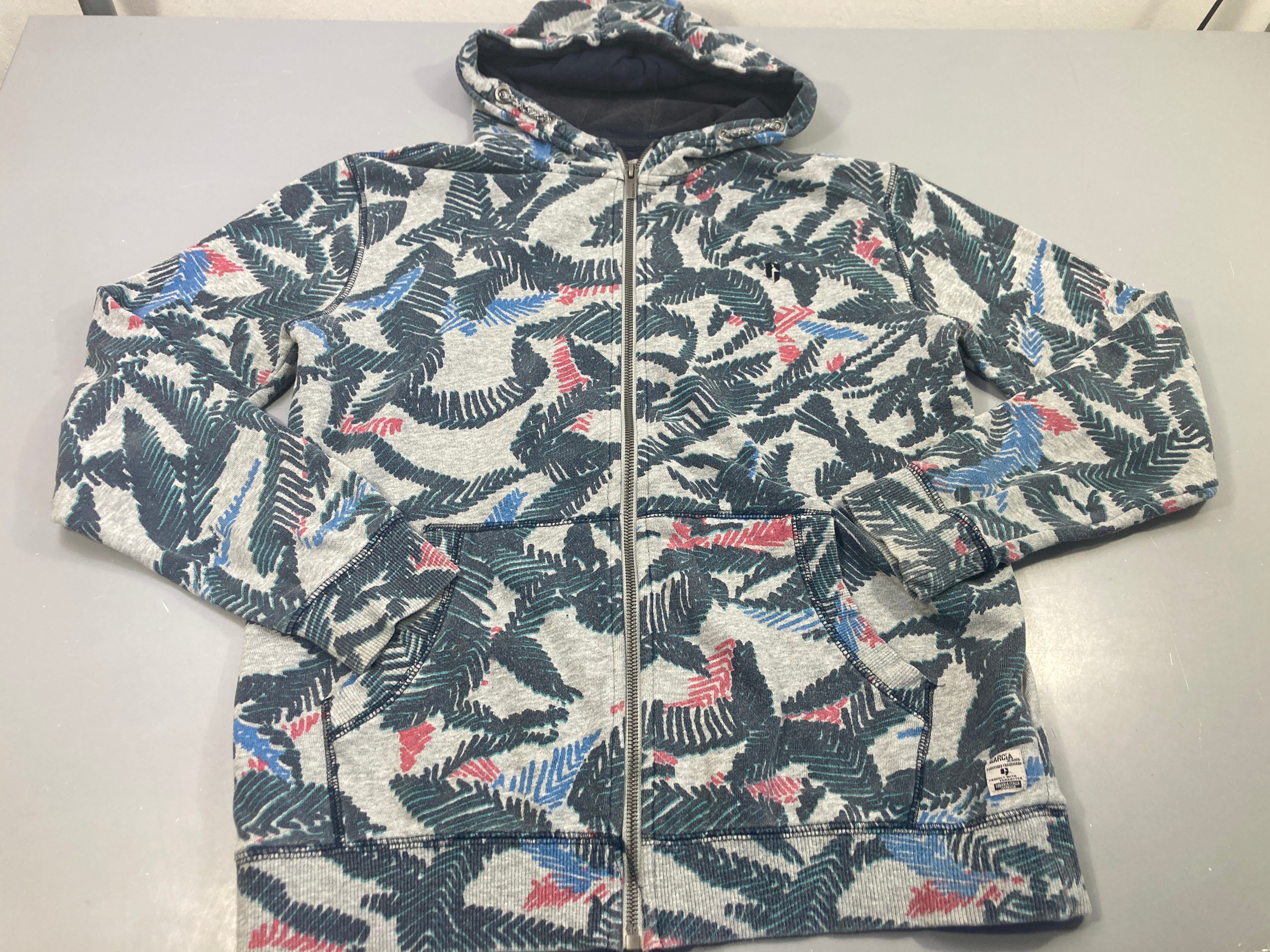 Sweat zippé à capuche gris flammé à motifs feuillage, légèrement bouloché