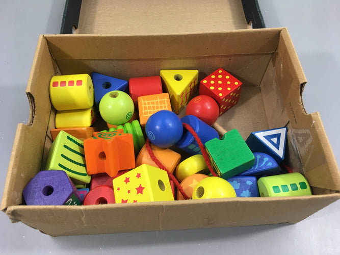 37 perles en bois à enfiler, 1 fil rouge, Hape - Vilac, moins cher chez Petit Kiwi