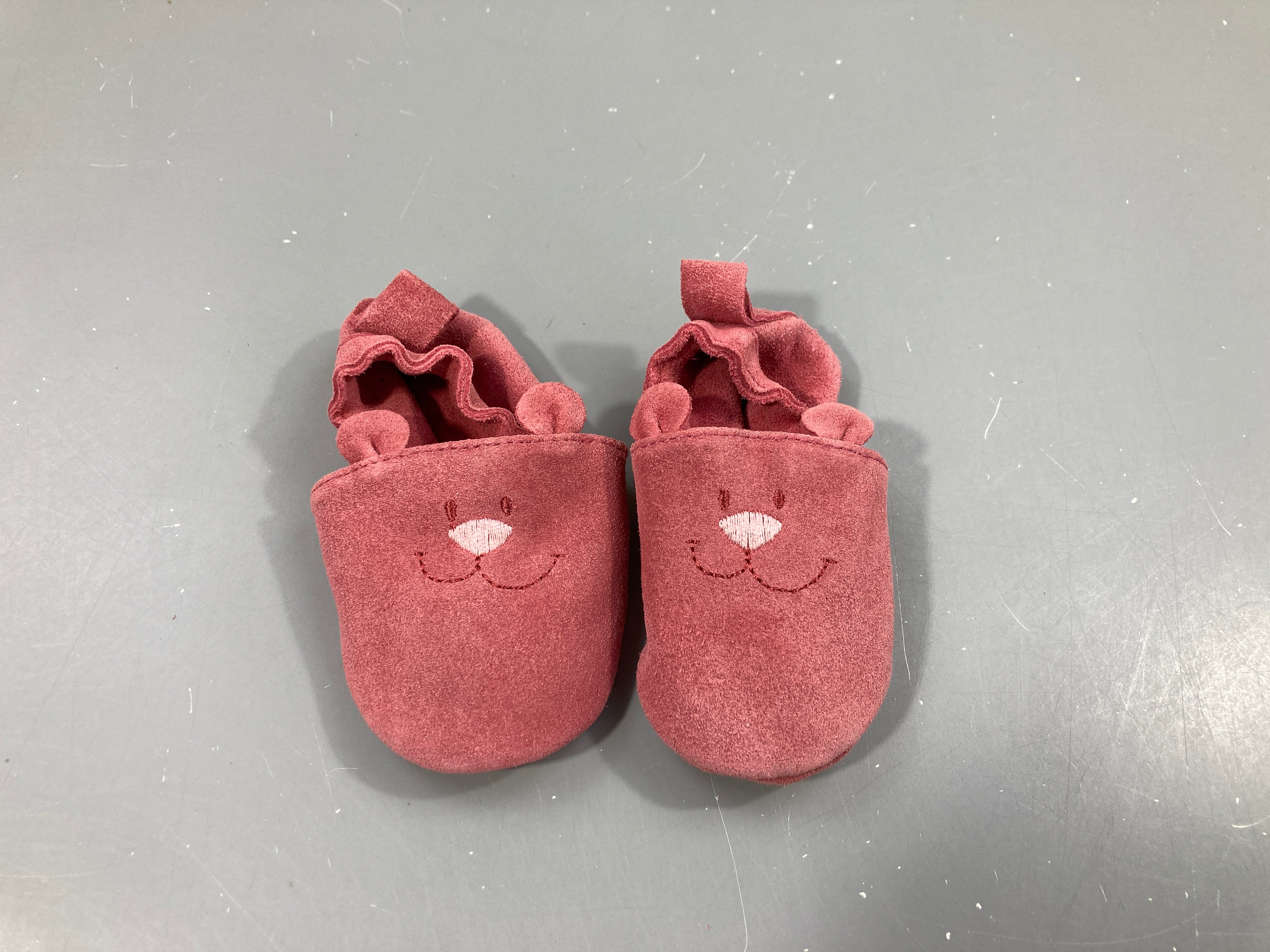 Chaussons cuir rose, Noukie's?