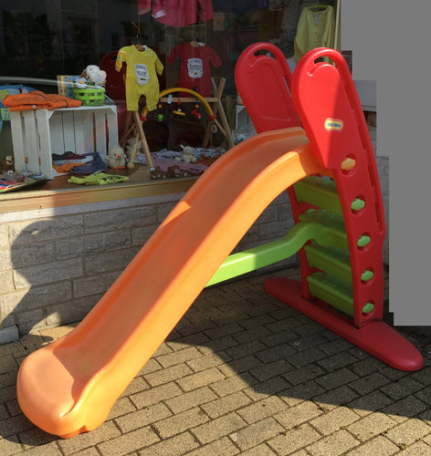 Little Tikes Toboggan Giant Slide Rainbow Hteur 134cm , Lgueur sol 213cm , l 122cm. Avec de hauts rebords et une base large pour plus de stabilité et de sécurité Décoloré par le soleil (toujours en vente Dreamland 139 euros), moins cher chez Petit Kiwi