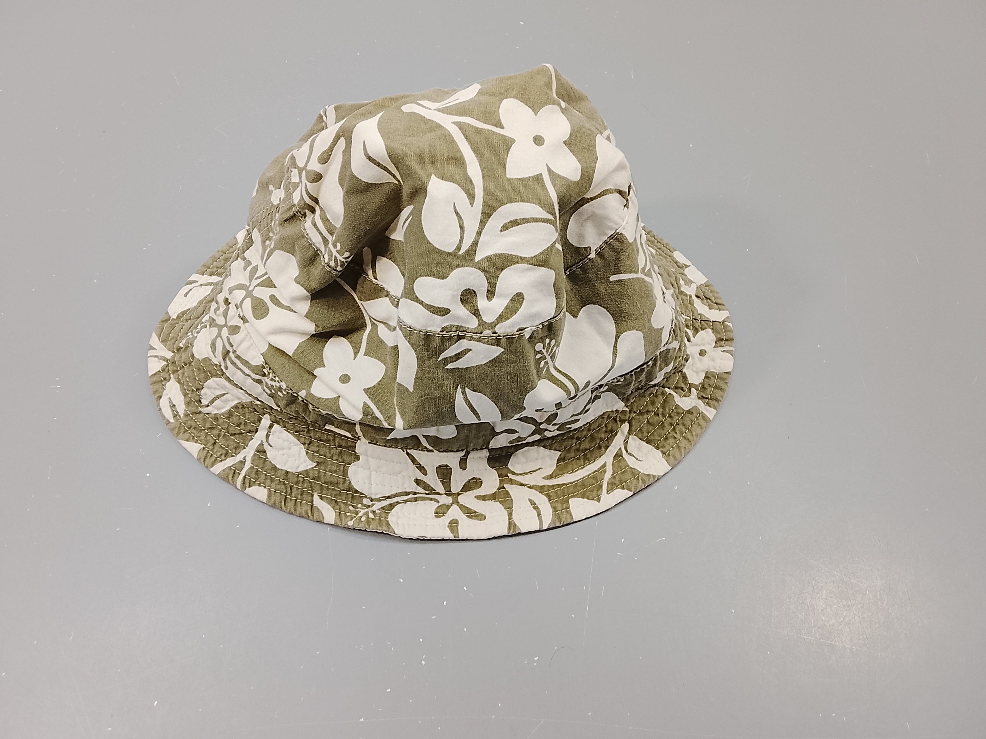 Chapeau d'été réversible kaki à fleurs blanches/ blanc avec bande kaki