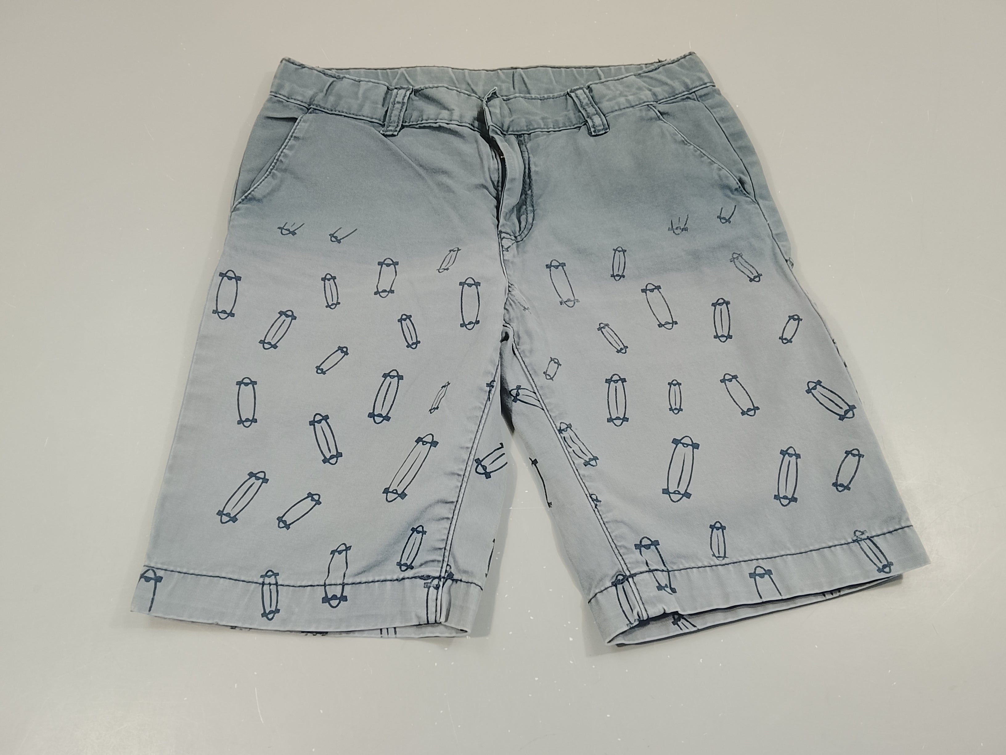 Bermuda chino dégradé de  gris bleuté, motifs planches à roulettes