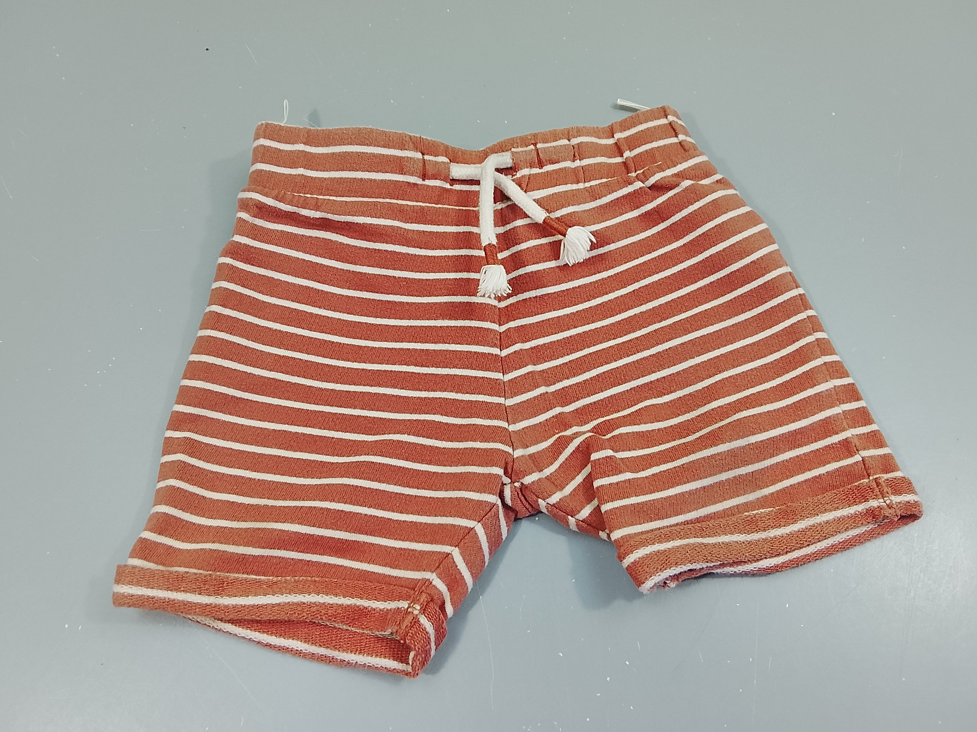 Short brun rayé blanc à revers