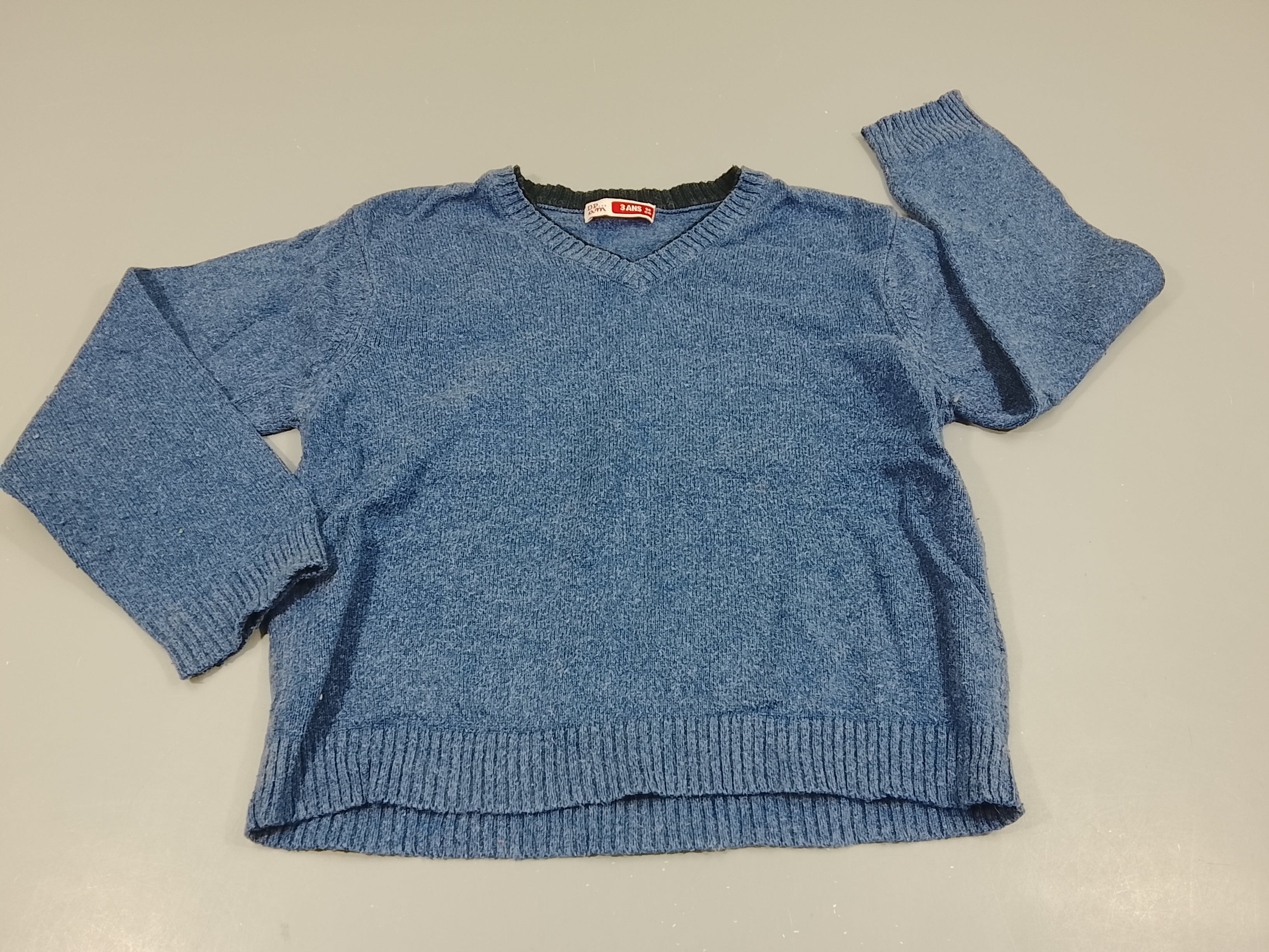 Pull col V bleu chiné, un peu bouloché
