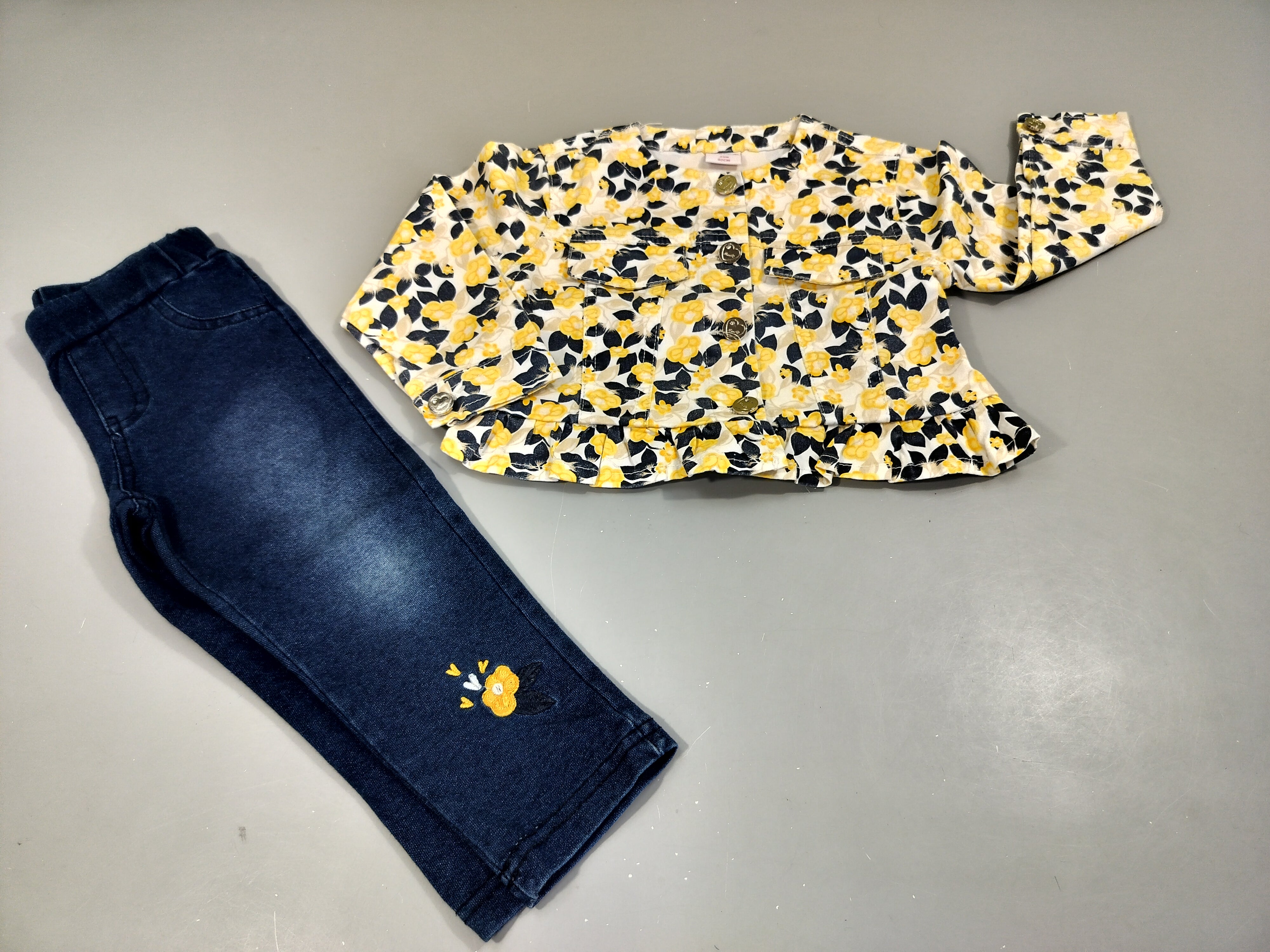 Ensemble blouse ml blanche à fleurs jaune et bleu + jegging bleu fleurs jaunes brodées