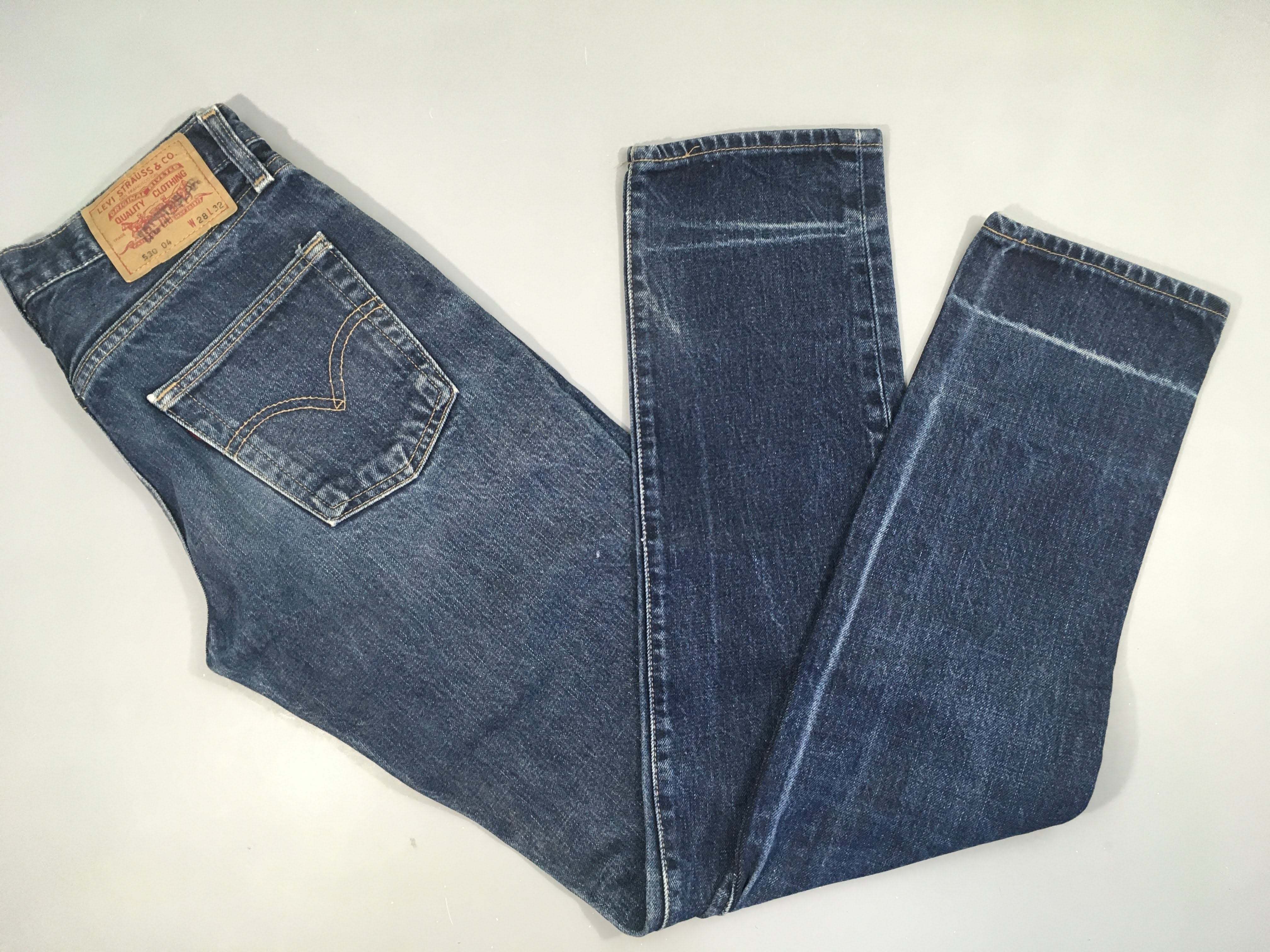 Jeans Levi's foncé 28-32 Etiquette Levi's poche enlevée + traces délavées dues à 1 bord fait bas jambes