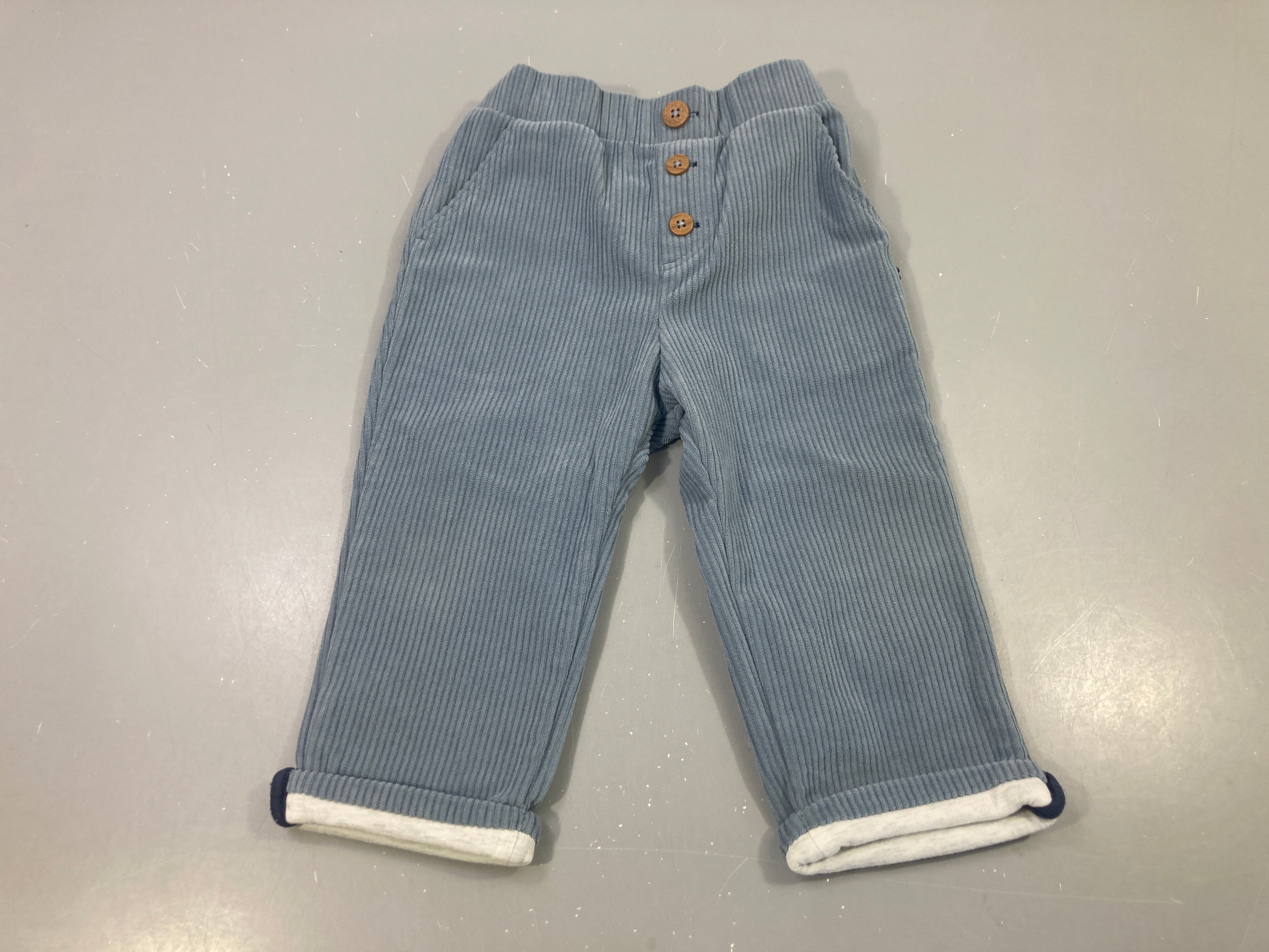 Pantalon velours côtelé bleu gris à revers