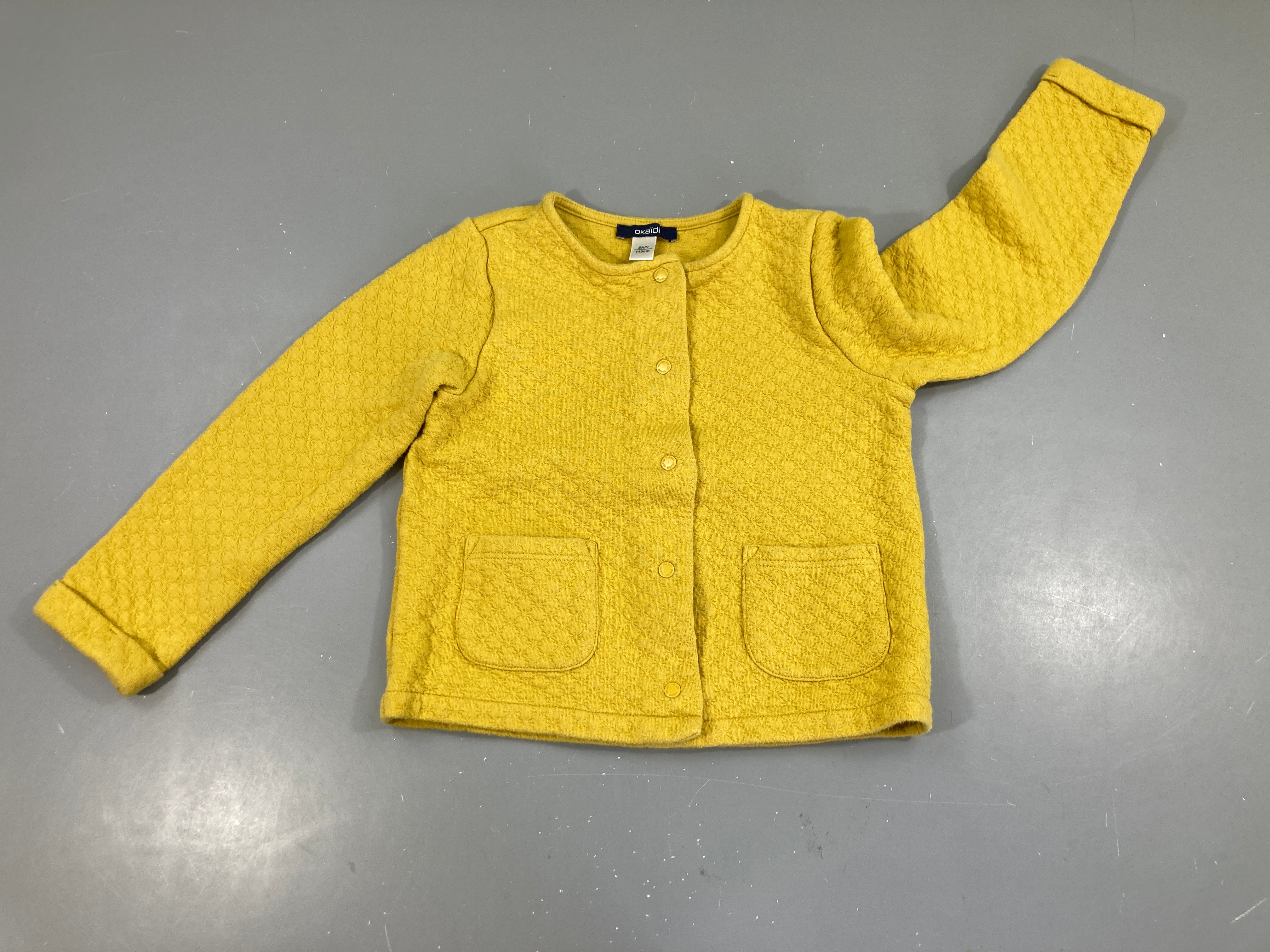 Sweat texturé jaune à pression