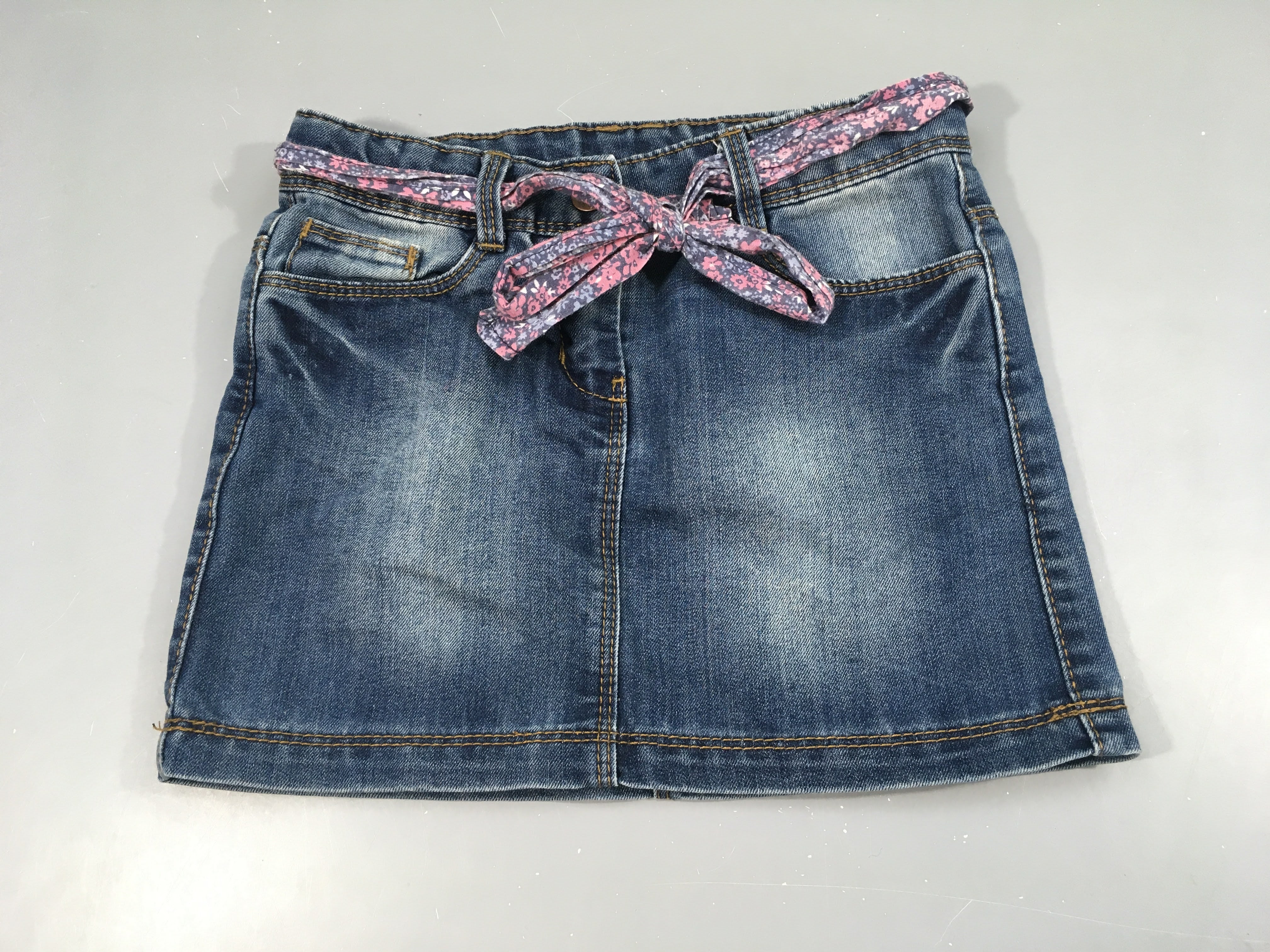 Jupe en jeans ceinture fleurie