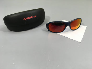 Lunettes de soleil quechua bleu foncé verres miroir rouges, boite ne correspond pas à la marque